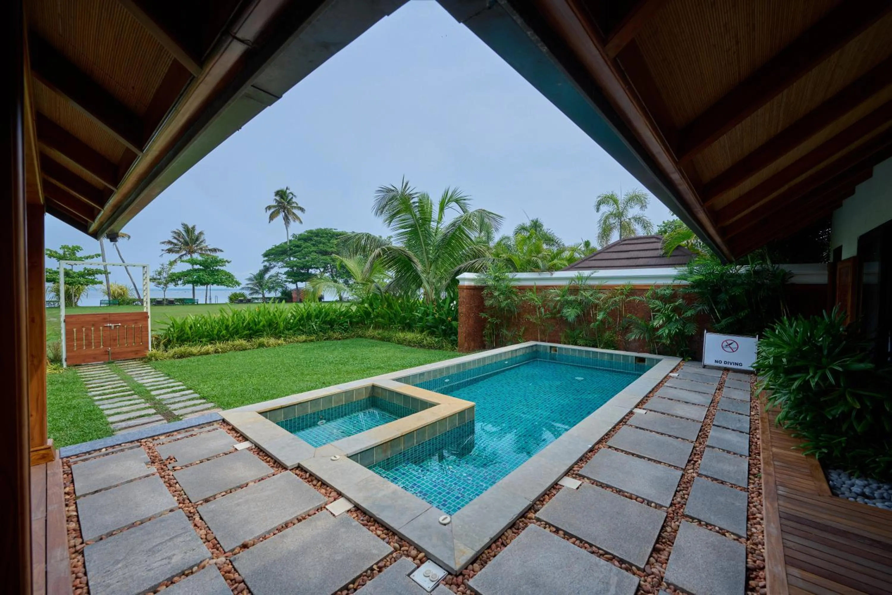 Swimming pool in Gokulam Grand Resort & Spa, Kumarakom
