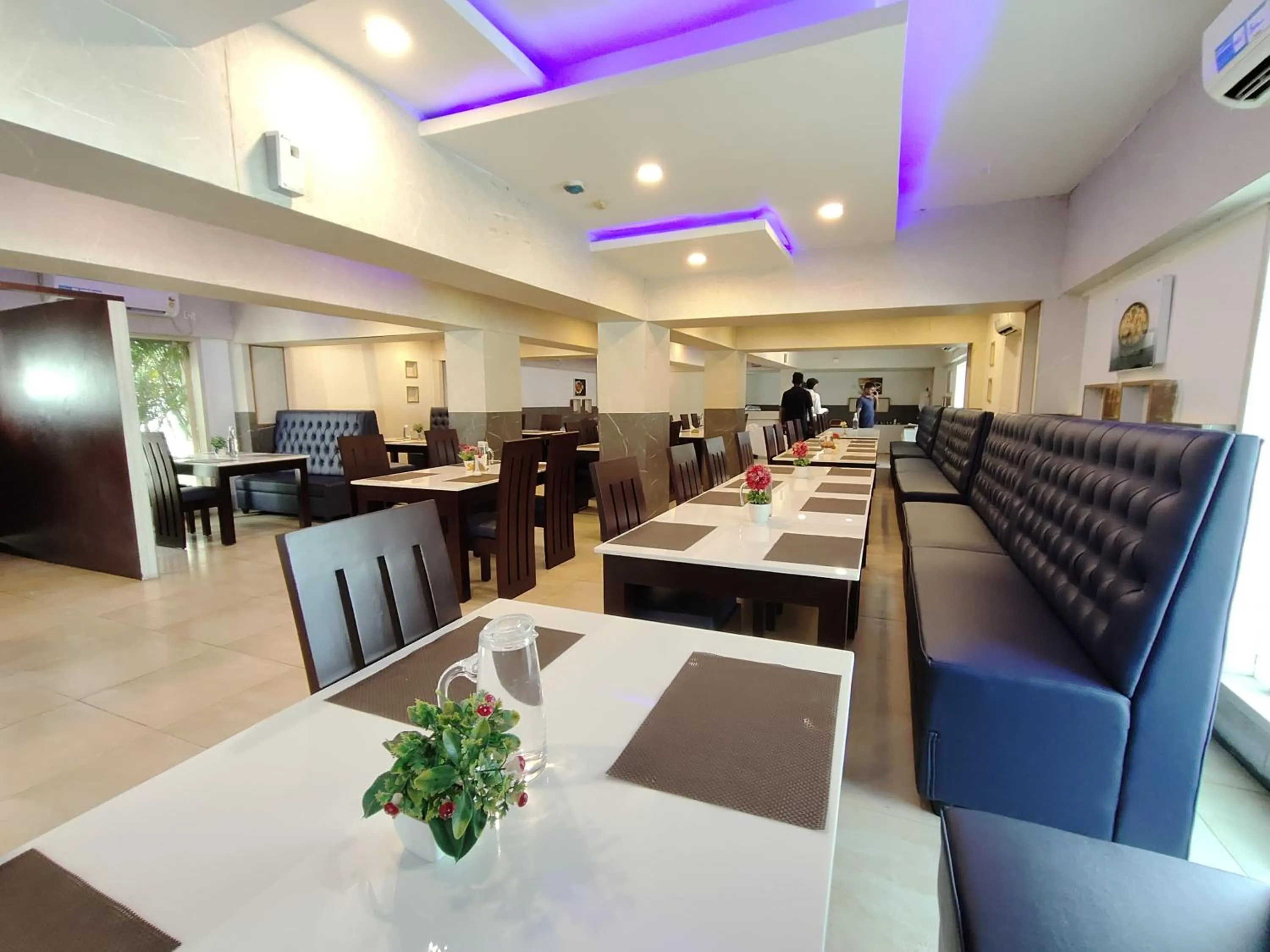 Restaurant/places to eat in RR INN Group Of Hotels