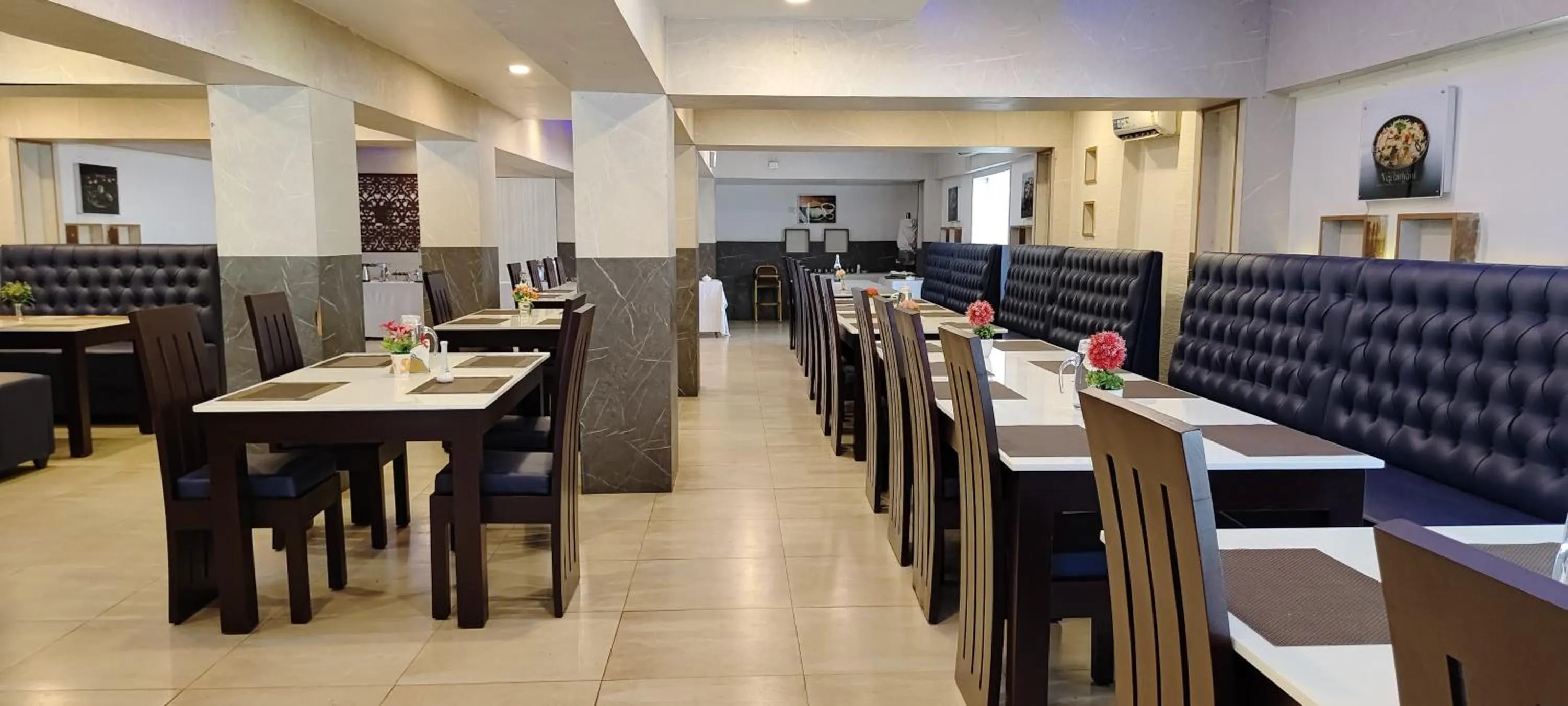 Restaurant/places to eat in RR INN Group Of Hotels