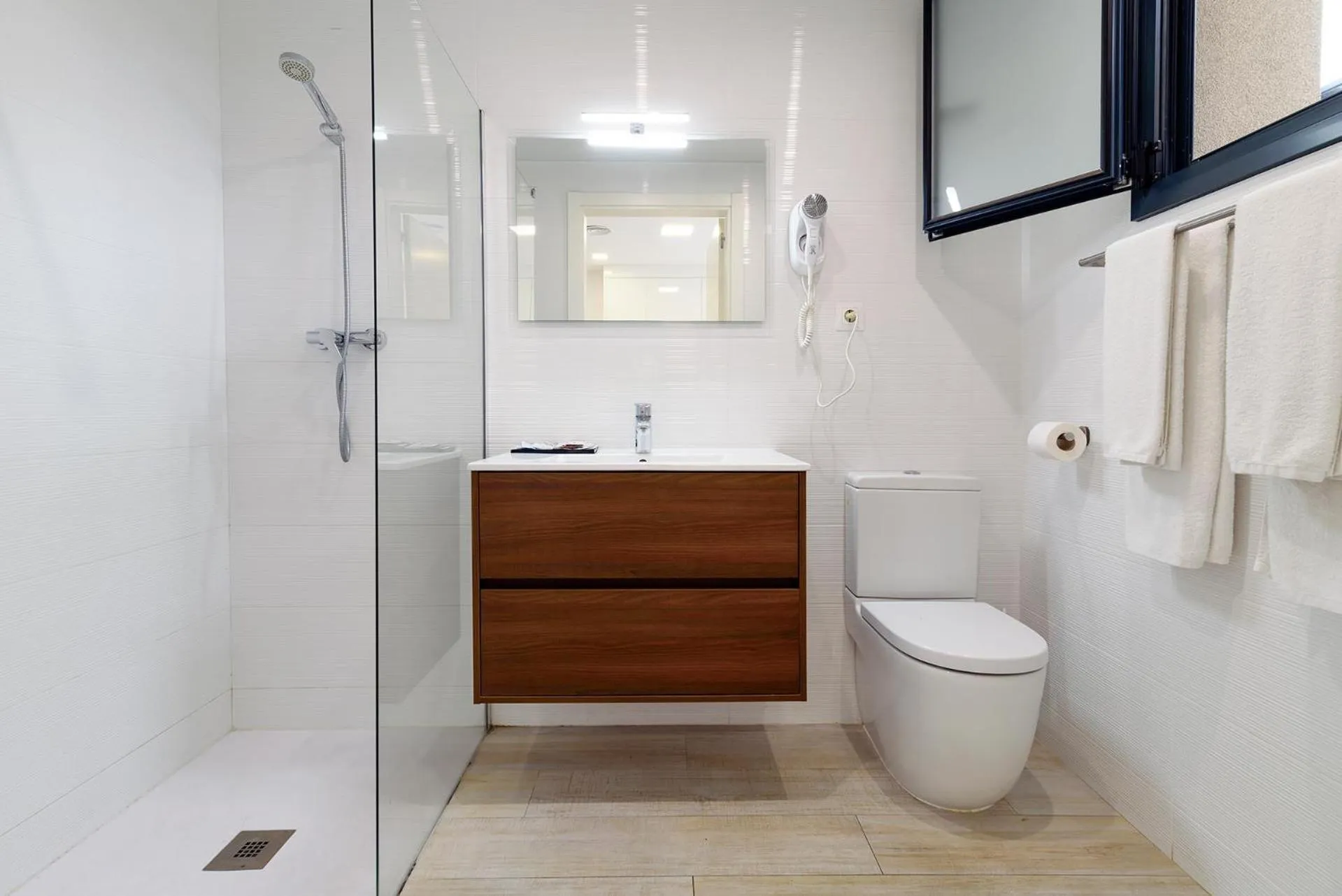 Shower in Castell Beach Aparthotel