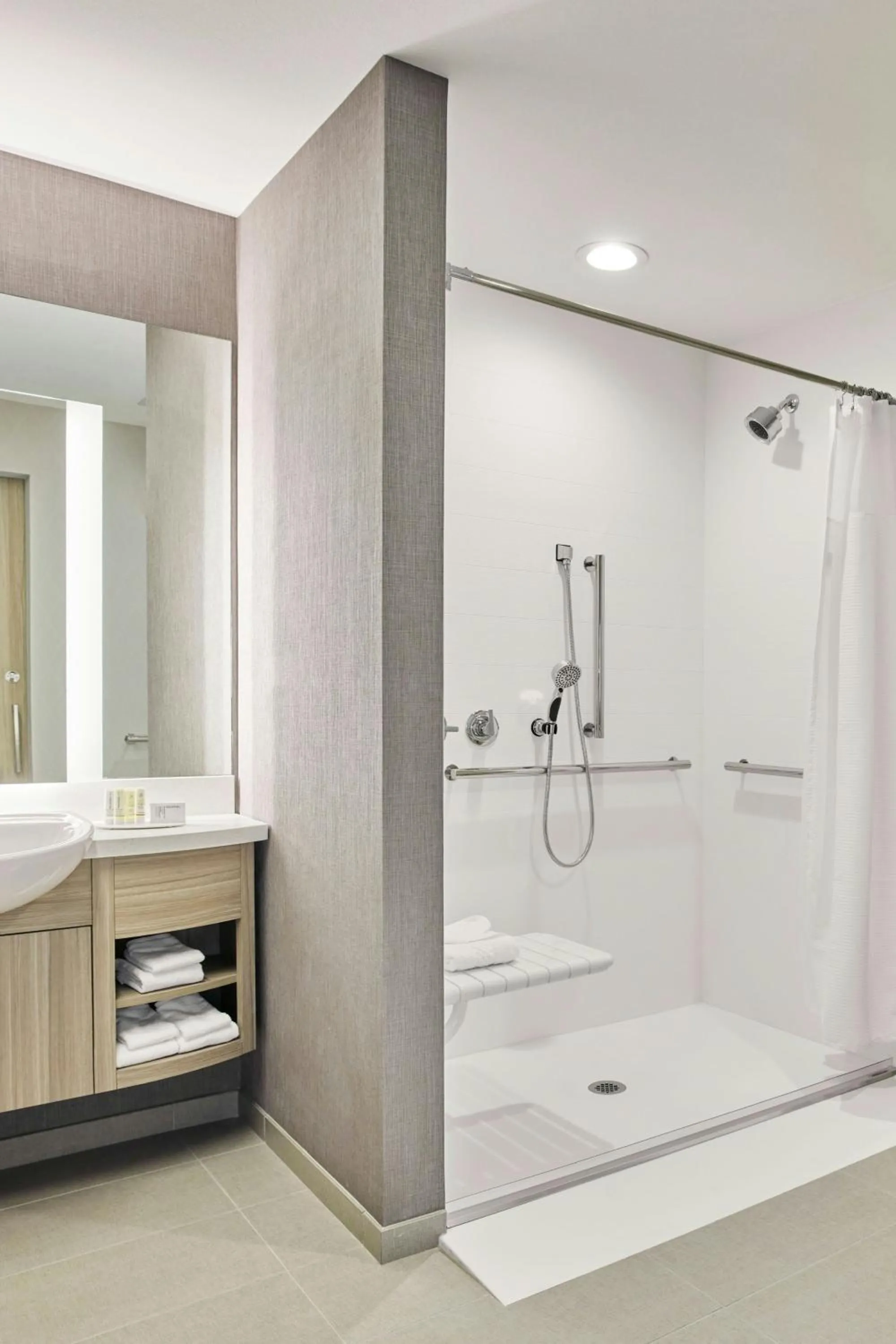 Bathroom in SpringHill Suites by Marriott Chicago Chinatown
