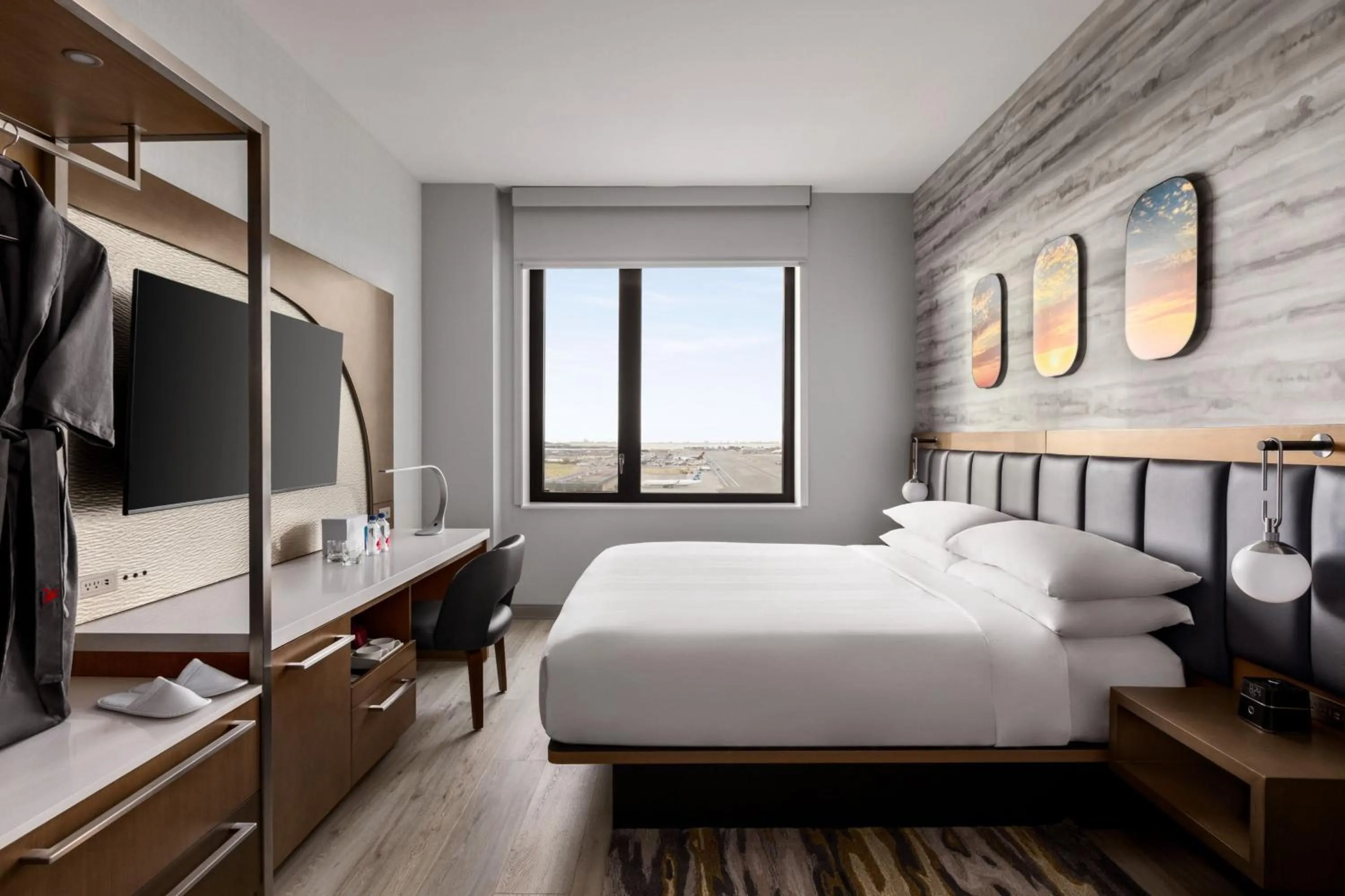 Photo of the whole room, Bed in Marriott New York JFK Airport