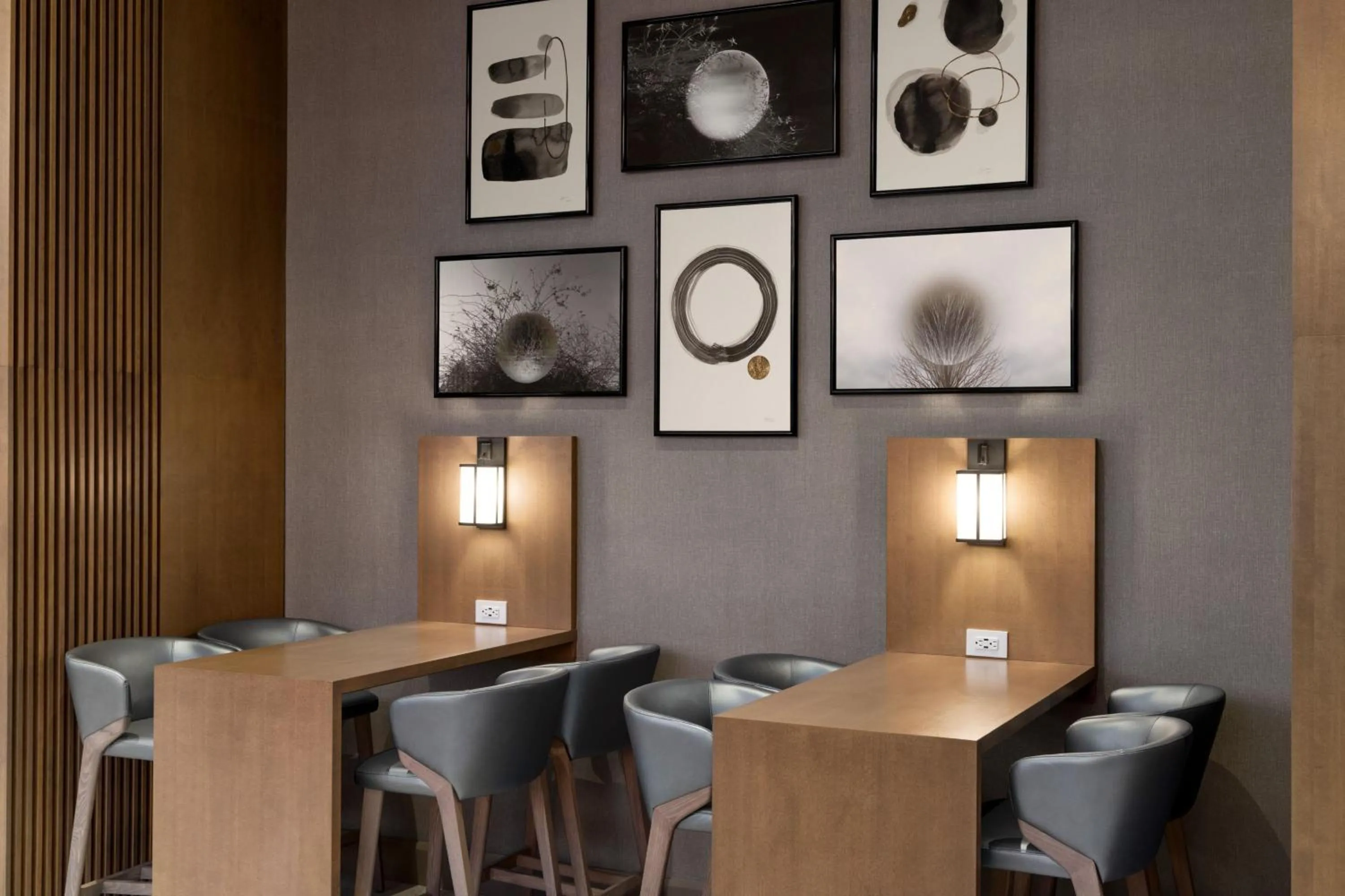 Lounge or bar in Marriott New York JFK Airport