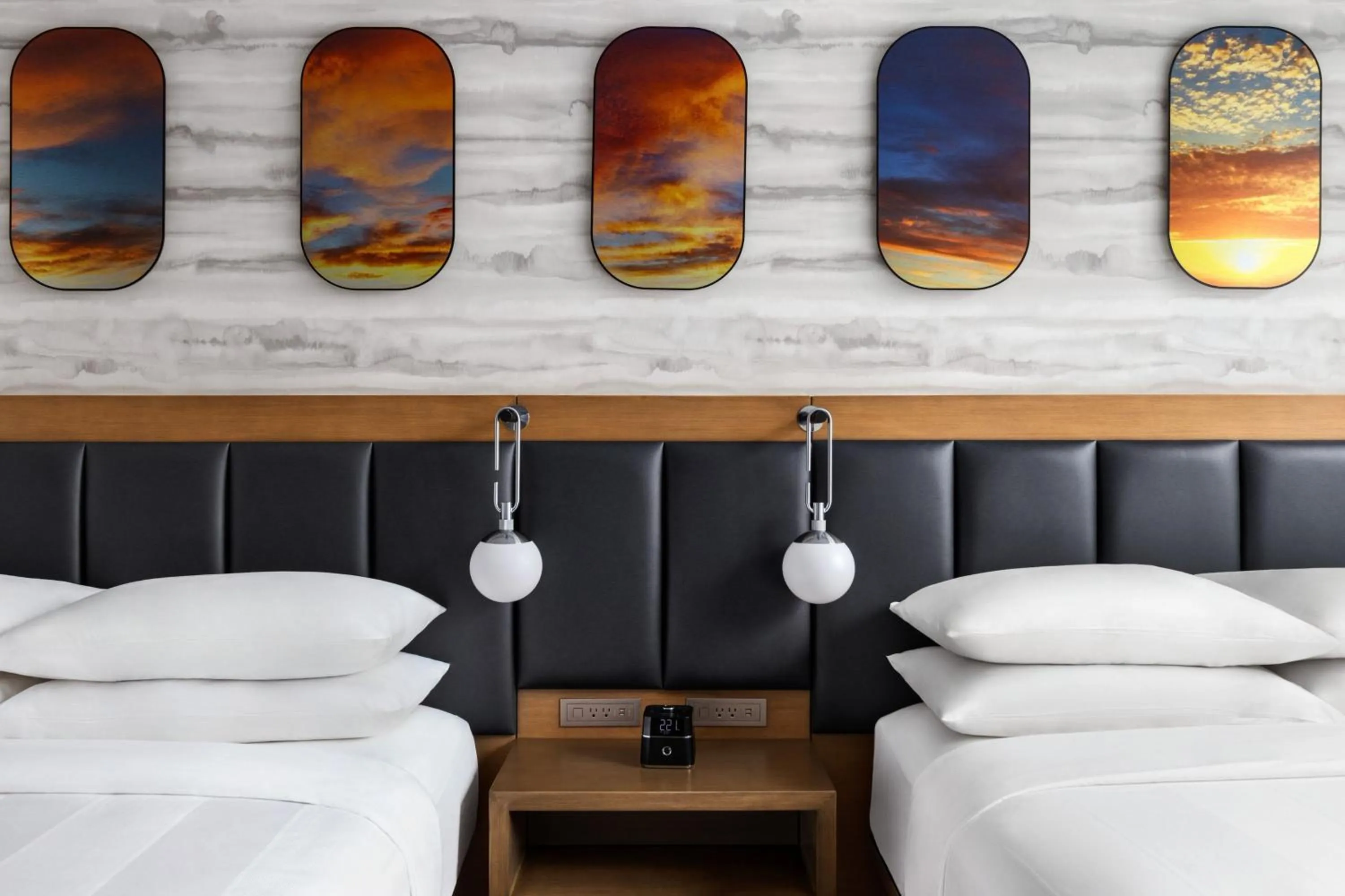 Photo of the whole room, Bed in Marriott New York JFK Airport