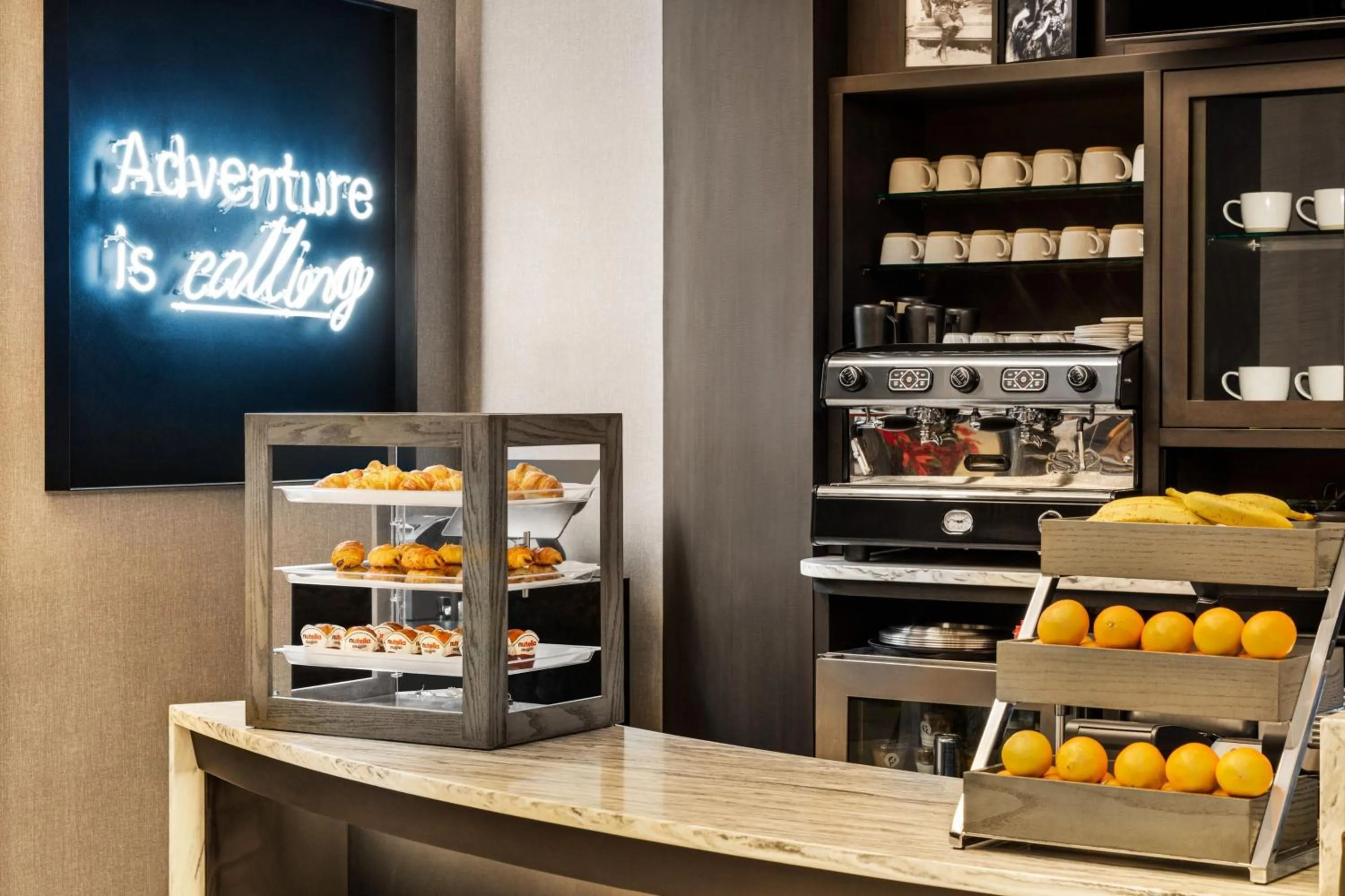 Restaurant/places to eat in Marriott New York JFK Airport