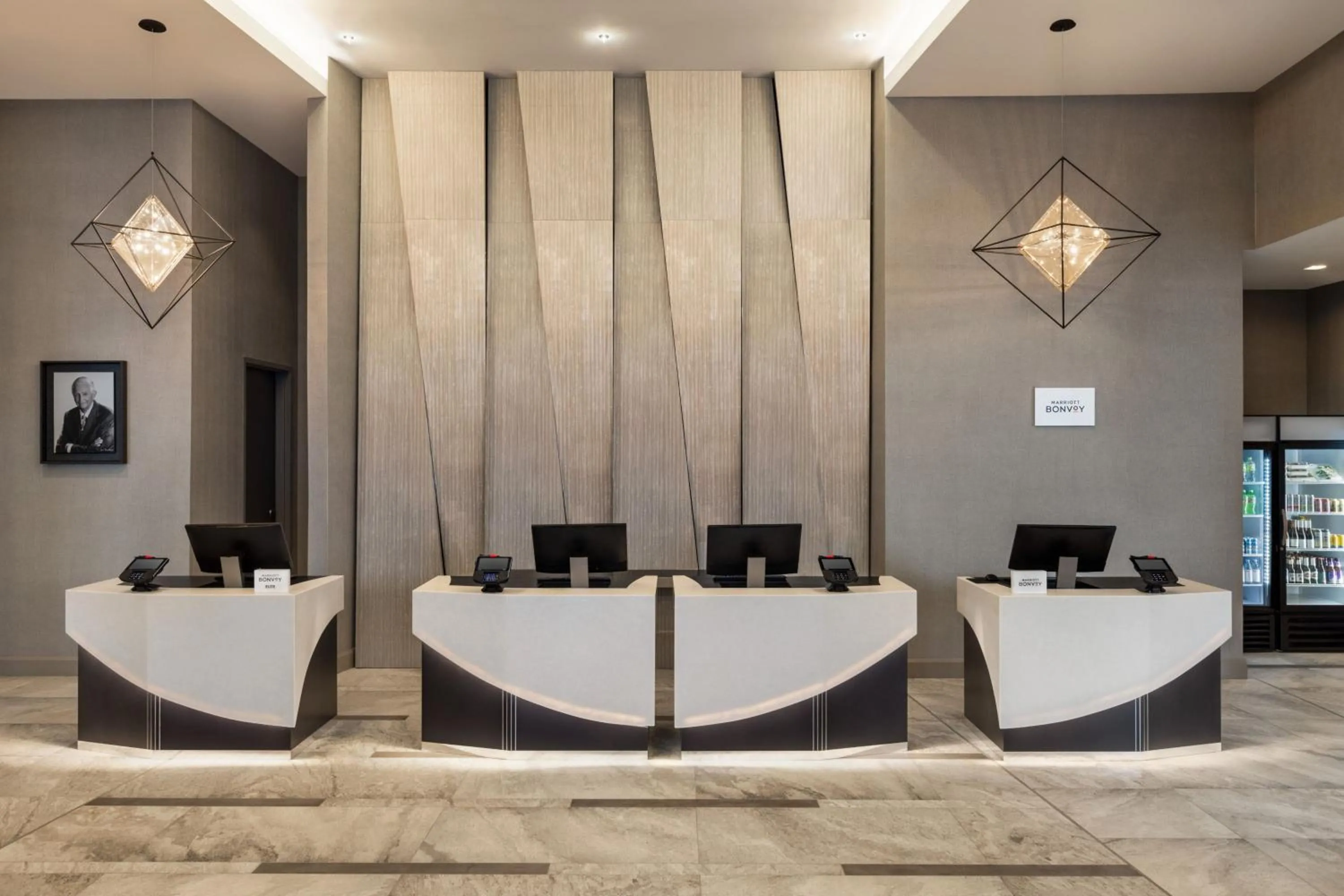 Lobby or reception in Marriott New York JFK Airport