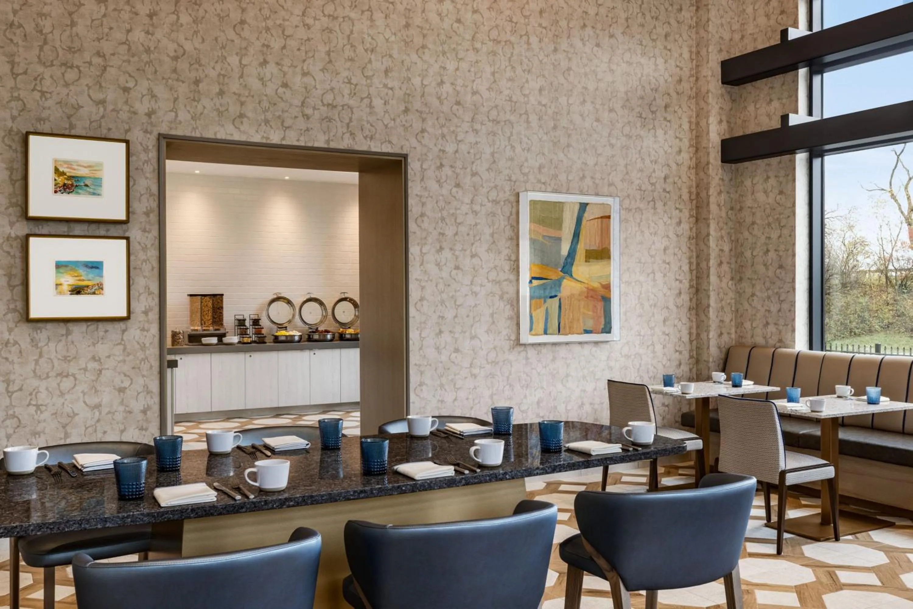 Restaurant/places to eat in Marriott New York JFK Airport