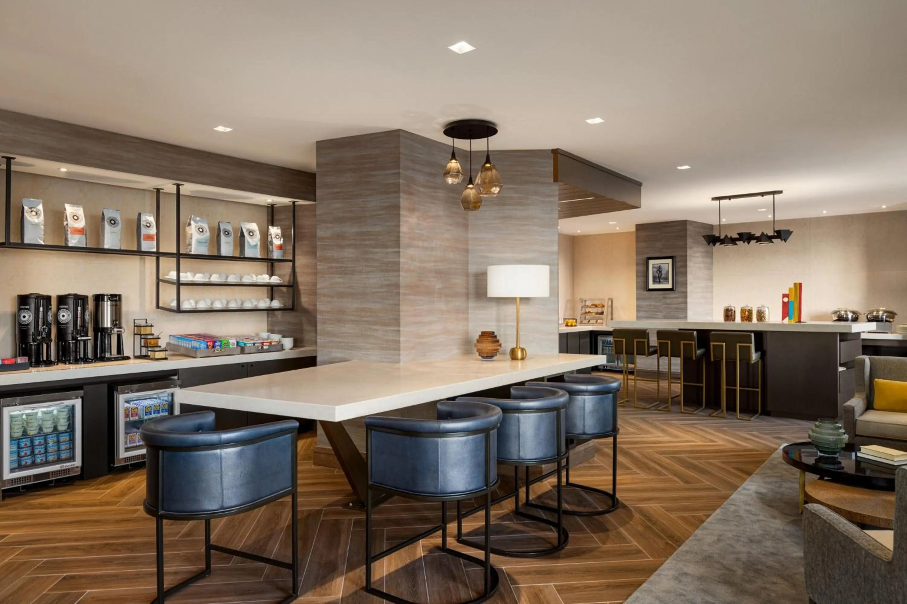 Lounge or bar in Marriott New York JFK Airport