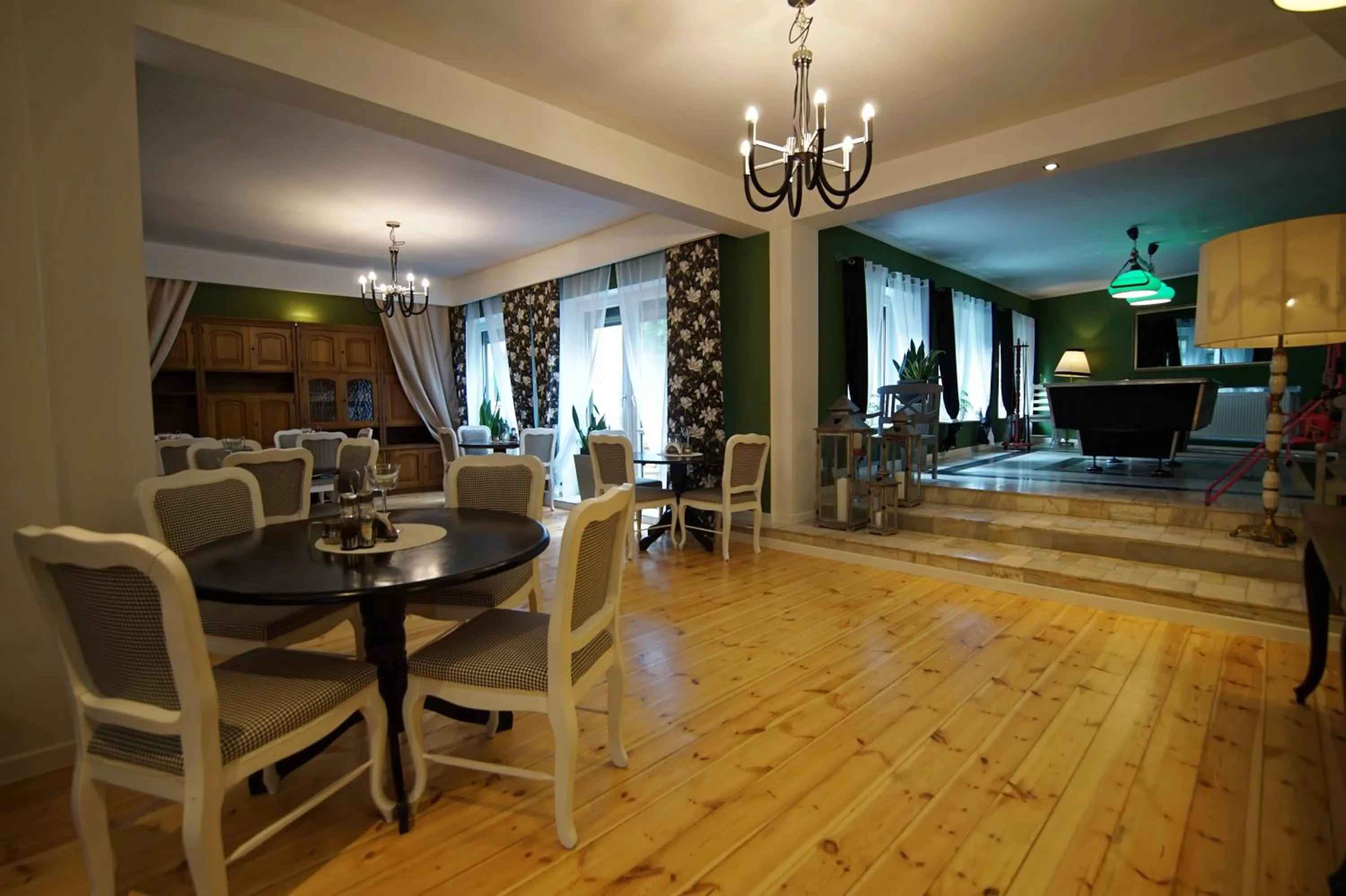 Restaurant/places to eat in Willa Weneda