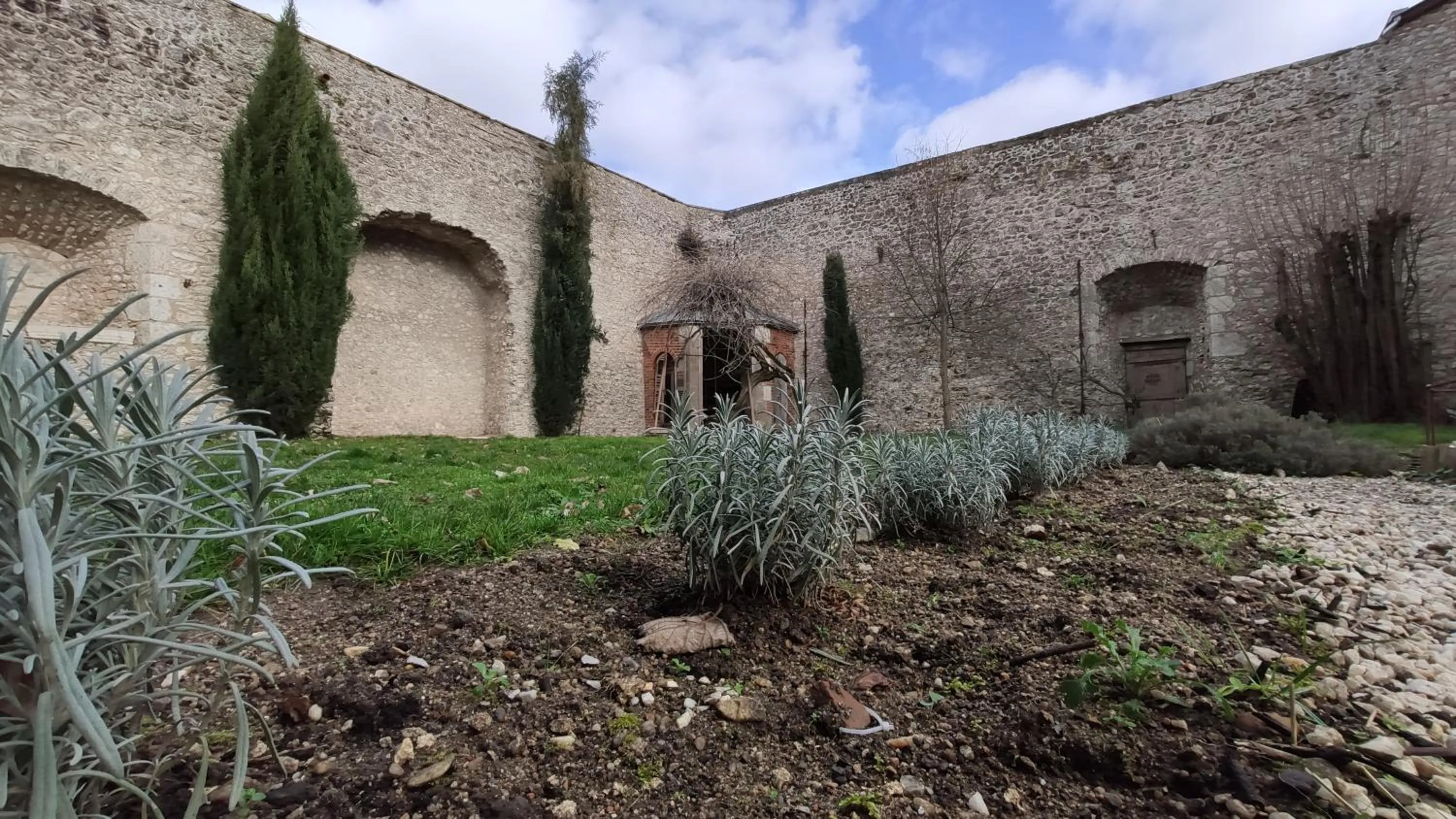 Garden view in DEMEURE DES CORDELIERS avec parking privé