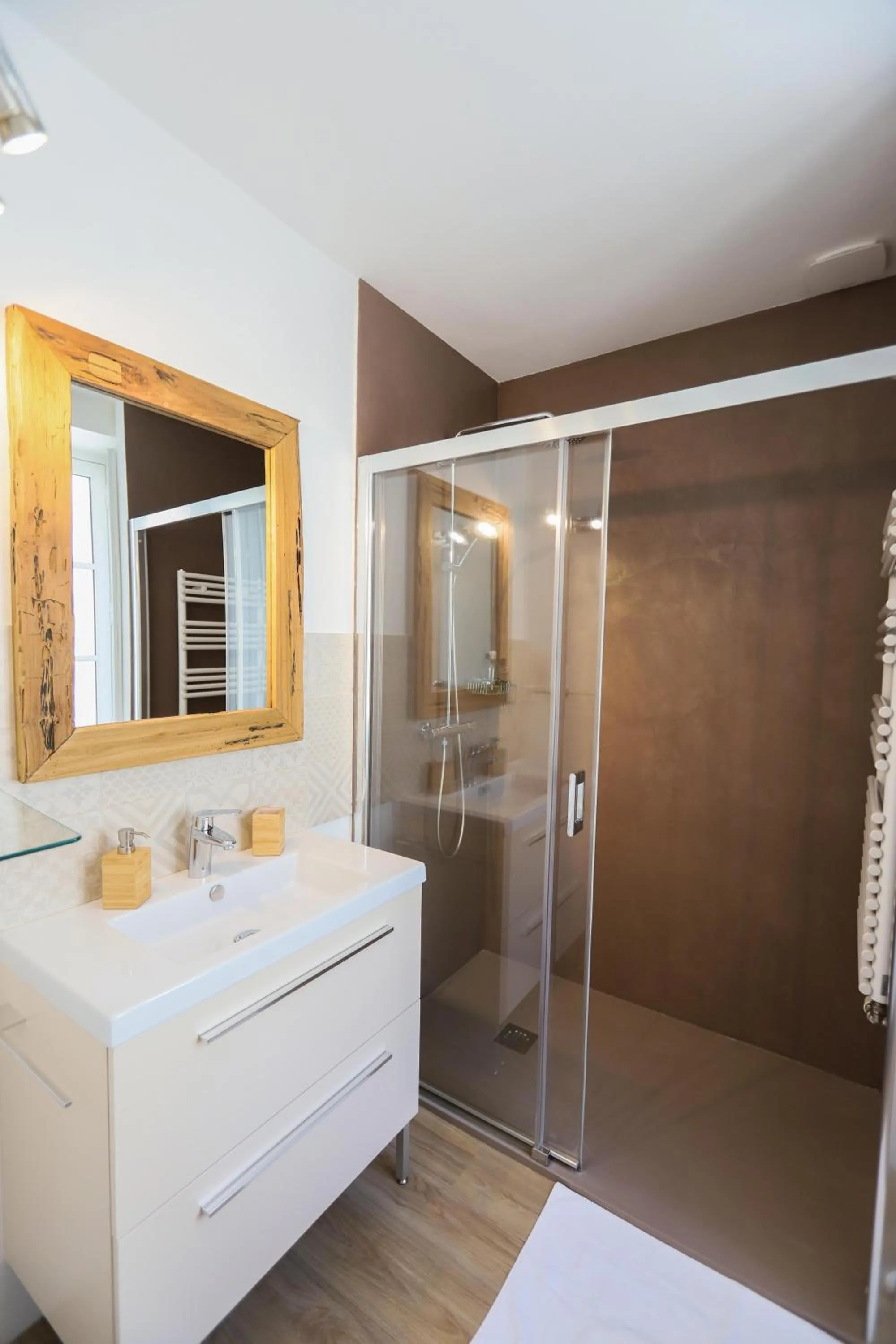 Shower in DEMEURE DES CORDELIERS avec parking privé