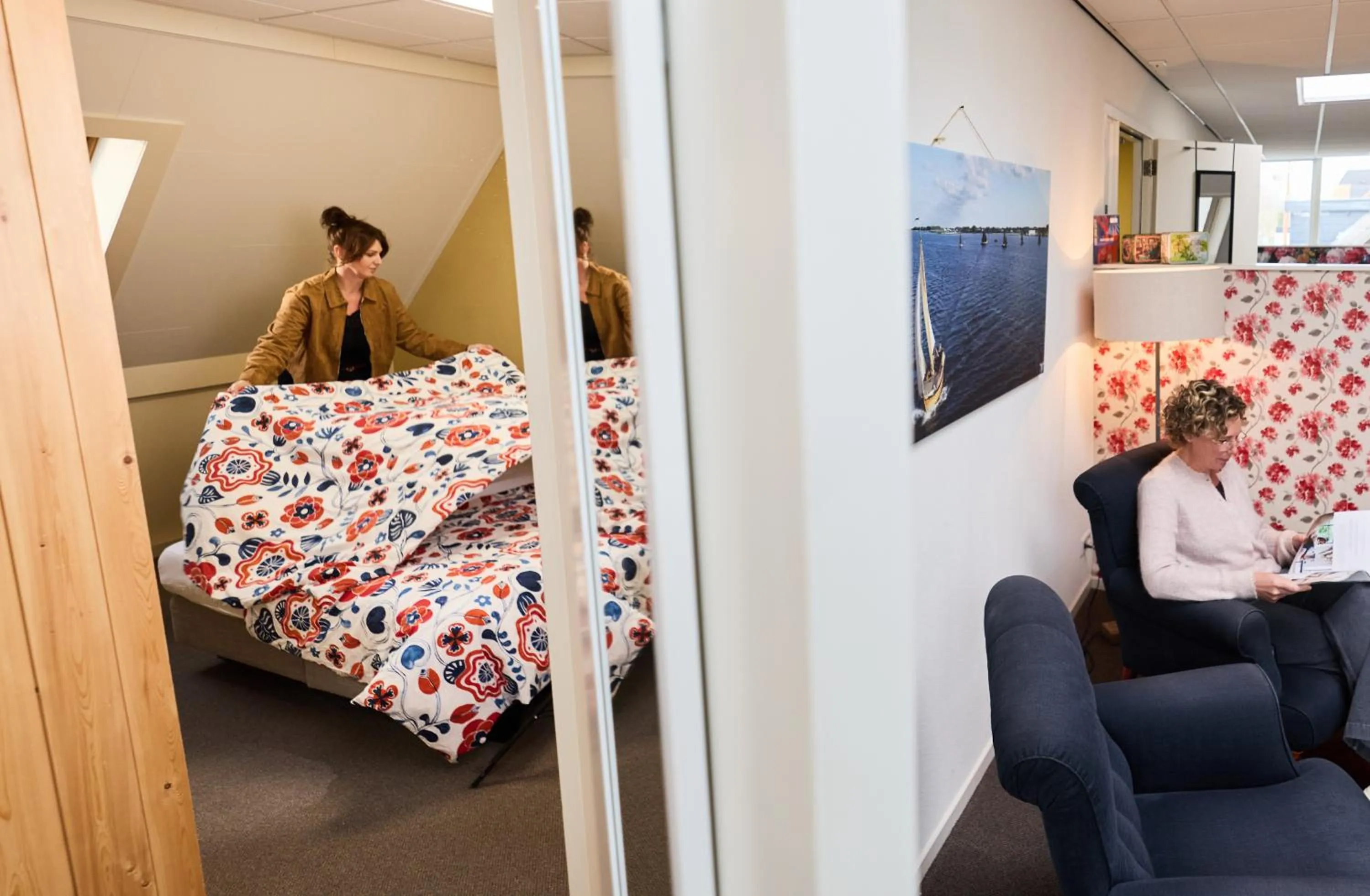 Seating area, Bed in B&B Hartje Spakenburg