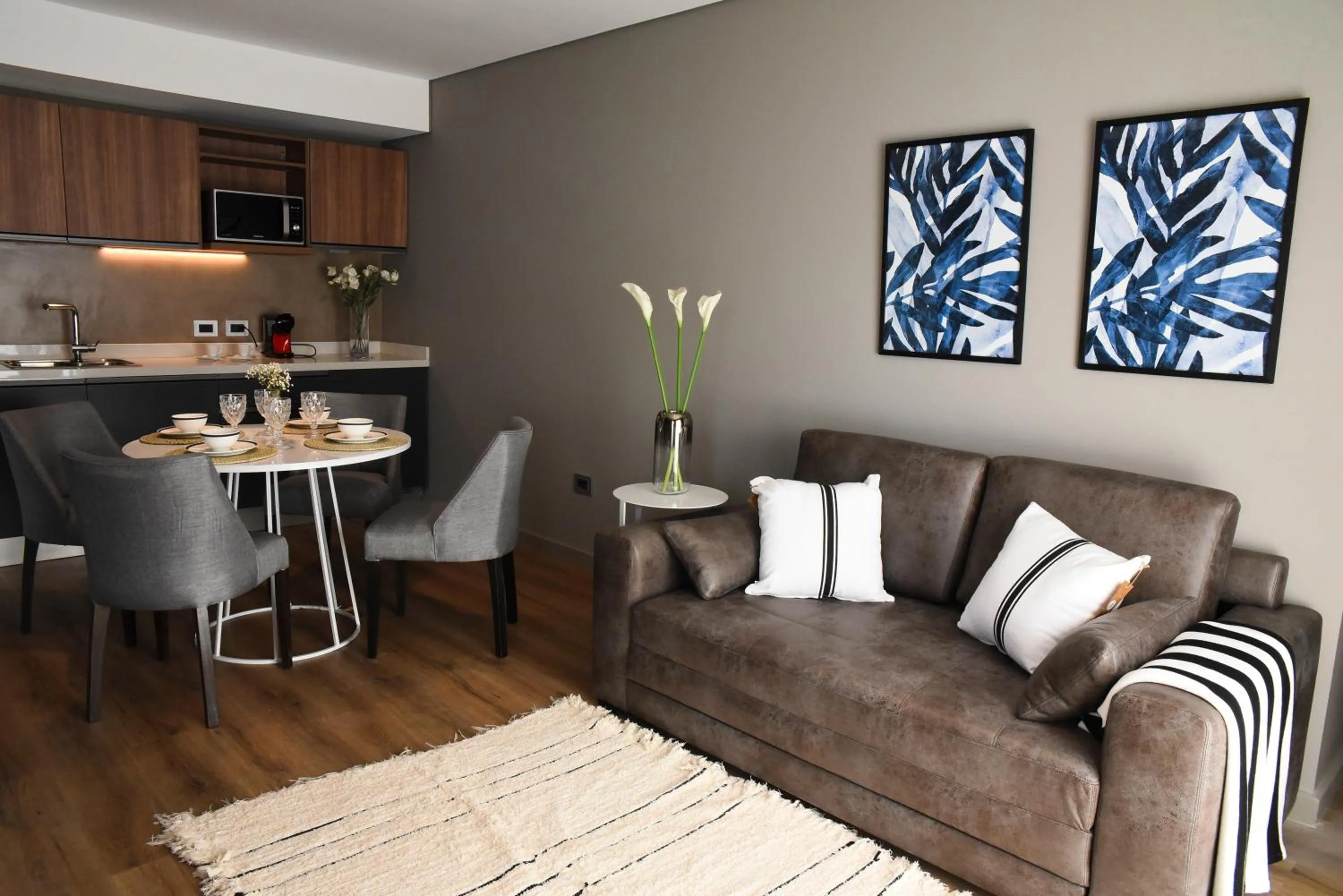 Dining area in Hotel Soho Suites