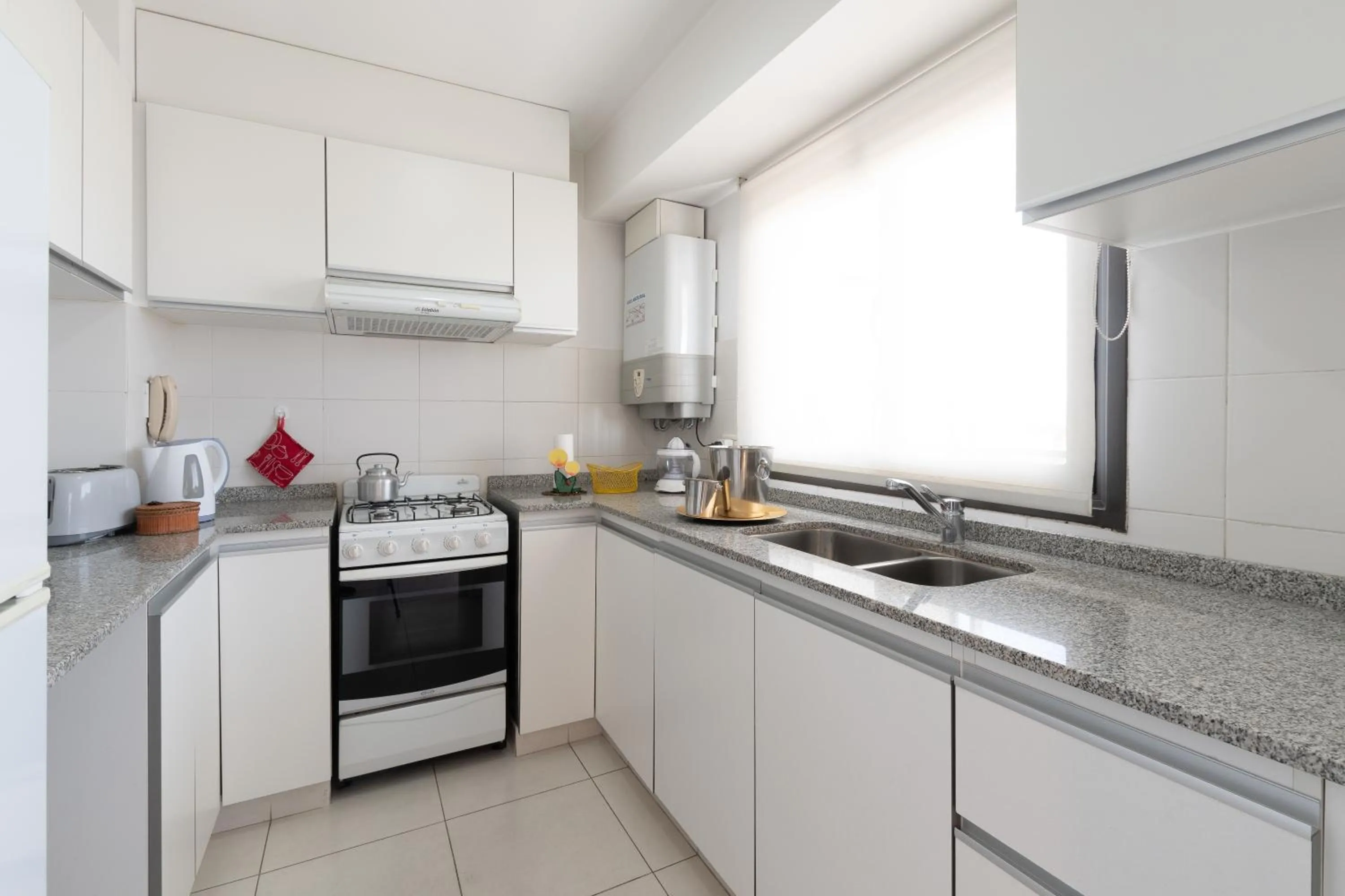 Kitchen or kitchenette in AT Suites