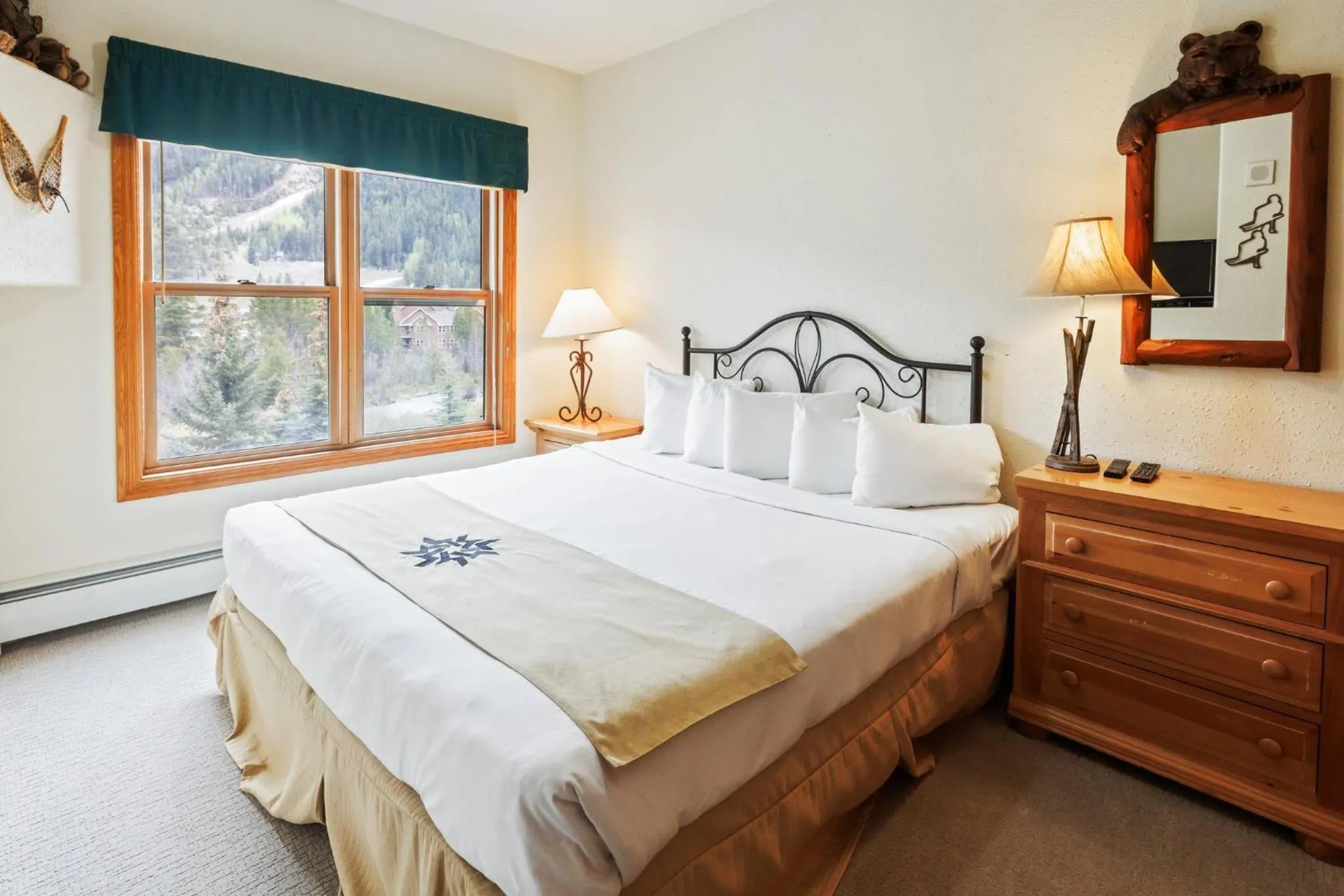 Bedroom, Bed in Gateway Mountain Lodge, A Vail Resorts Property
