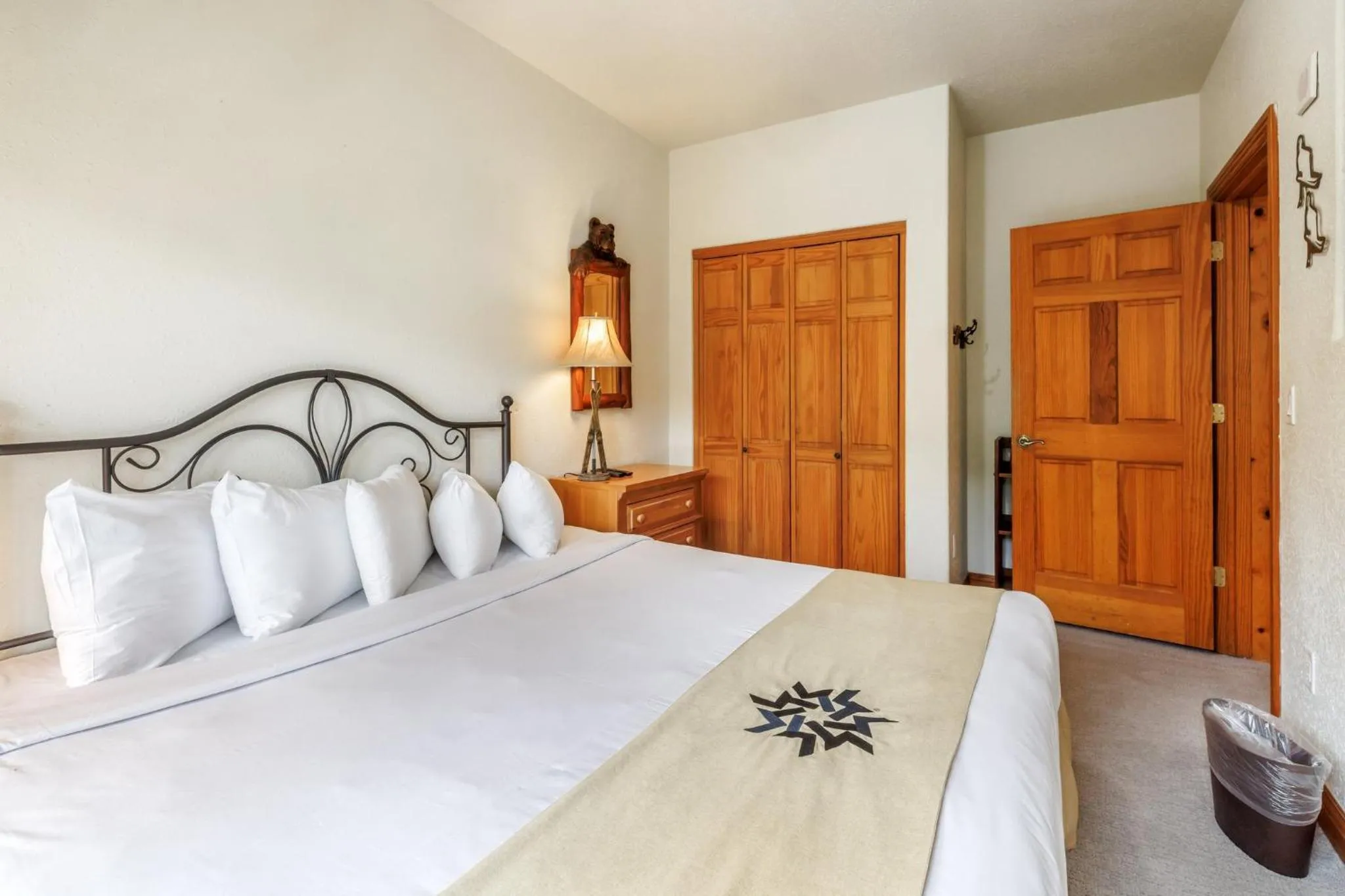 Bedroom, Bed in Gateway Mountain Lodge, A Vail Resorts Property