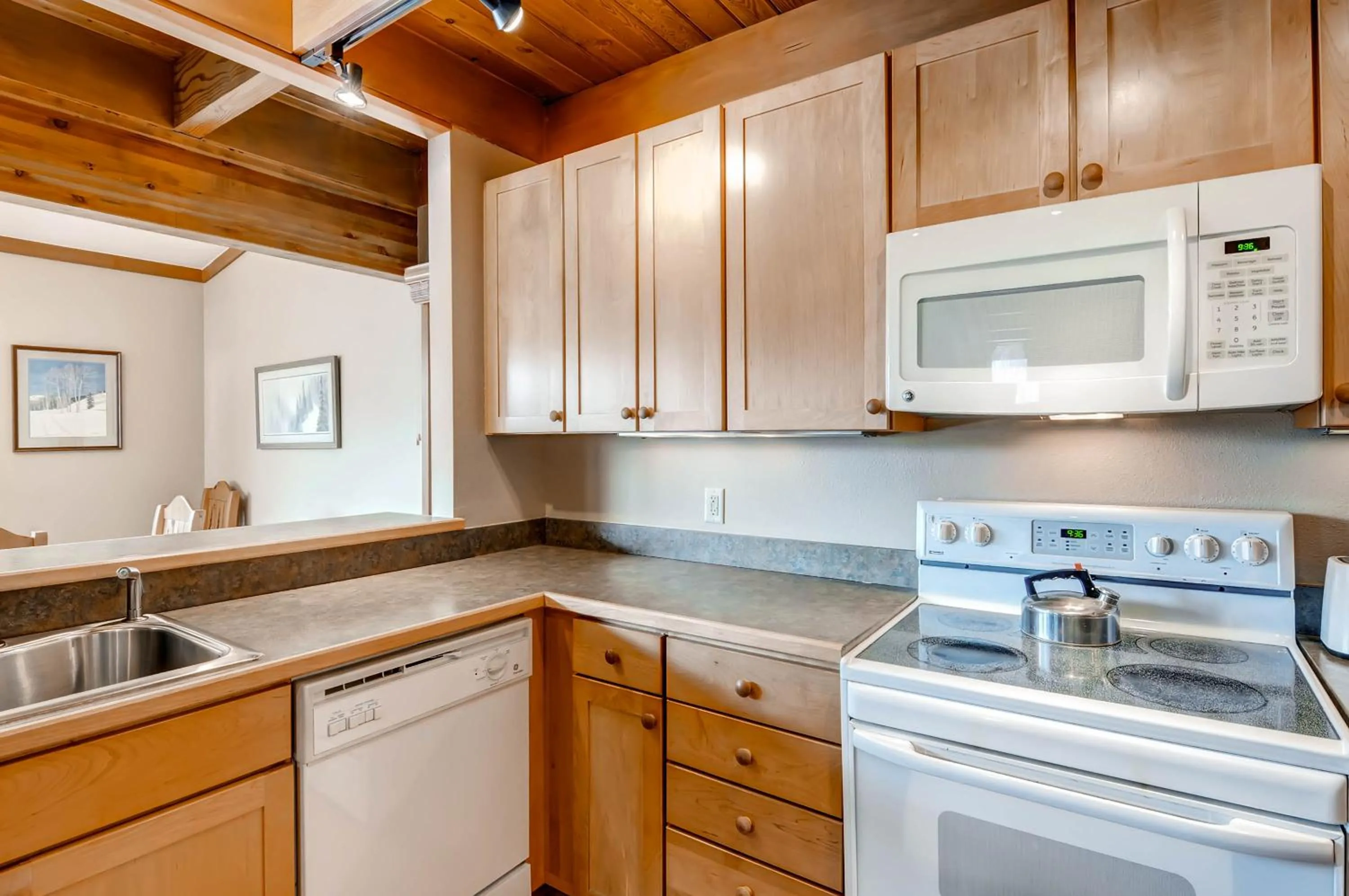 Kitchen or kitchenette in Aspen Ridge Condominiums by Vail Resorts