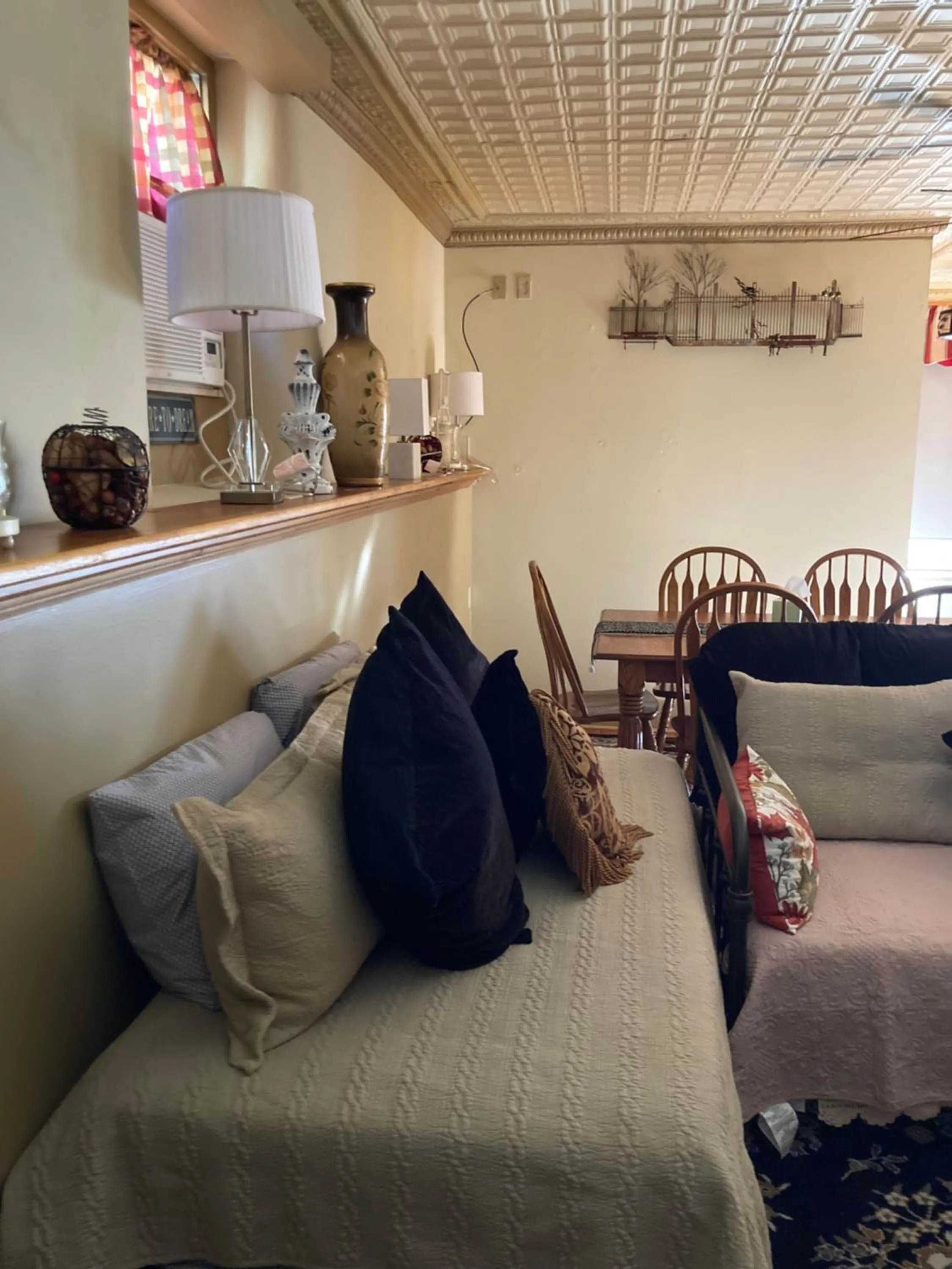 Living room in All Seasons Inn