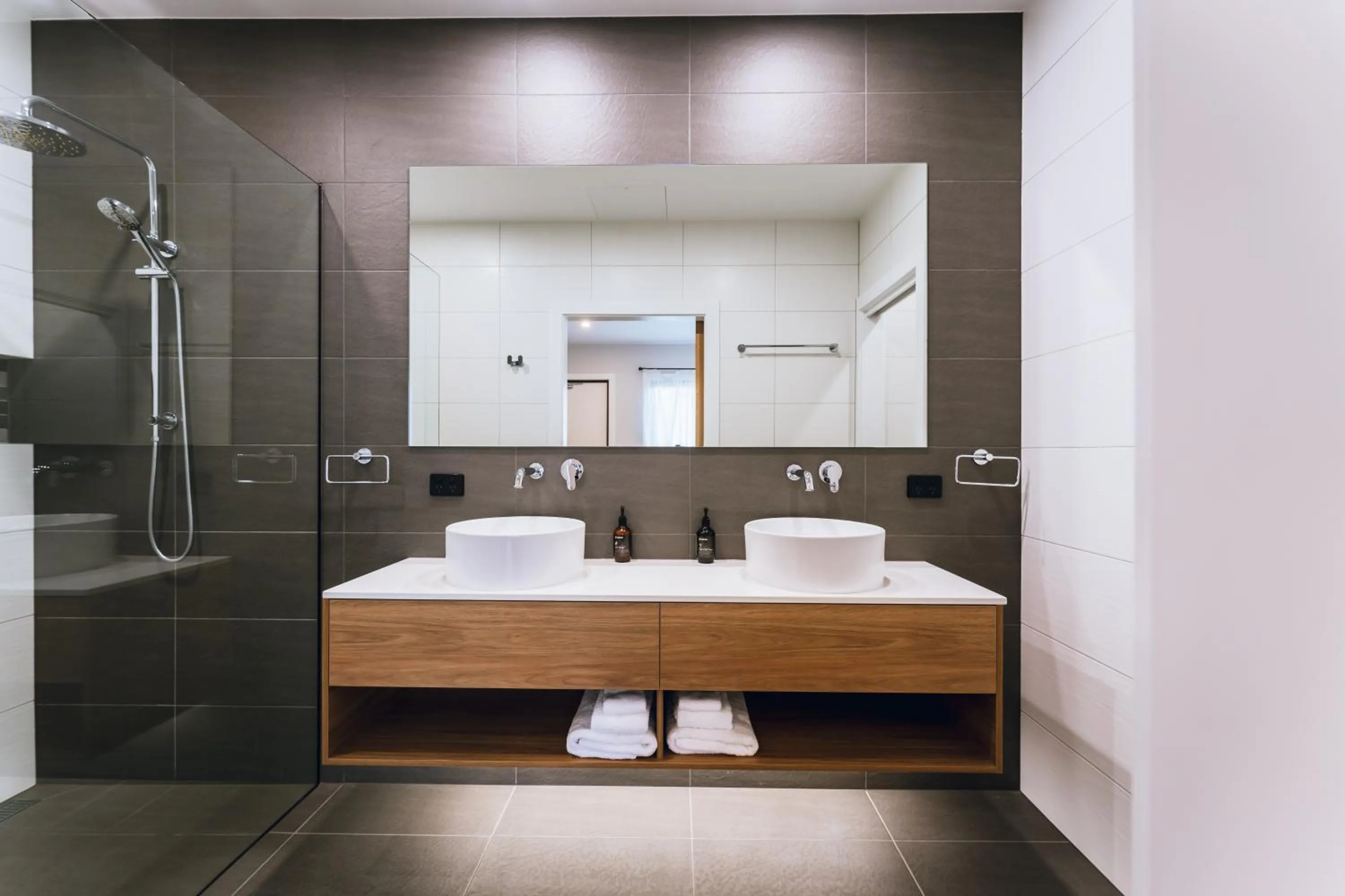 Shower in Aberdeen Lane