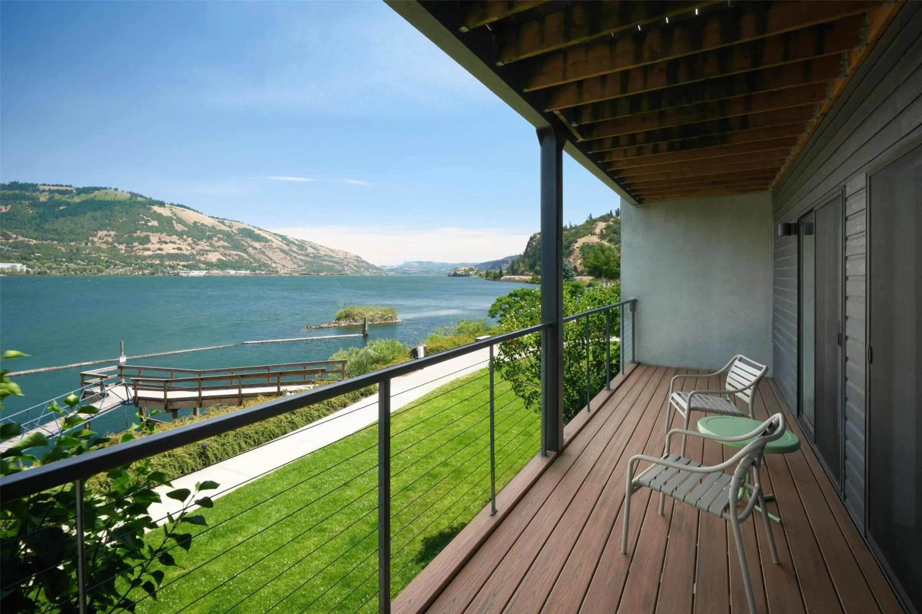 King Suite with River View, Mobilty Accessible, Roll-In Shower, No Pets in Best Western Plus Hood River Inn King Suite with River View, Mobilty Accessible, Roll-In Shower, No Pets in Best Western Plus Hood River Inn