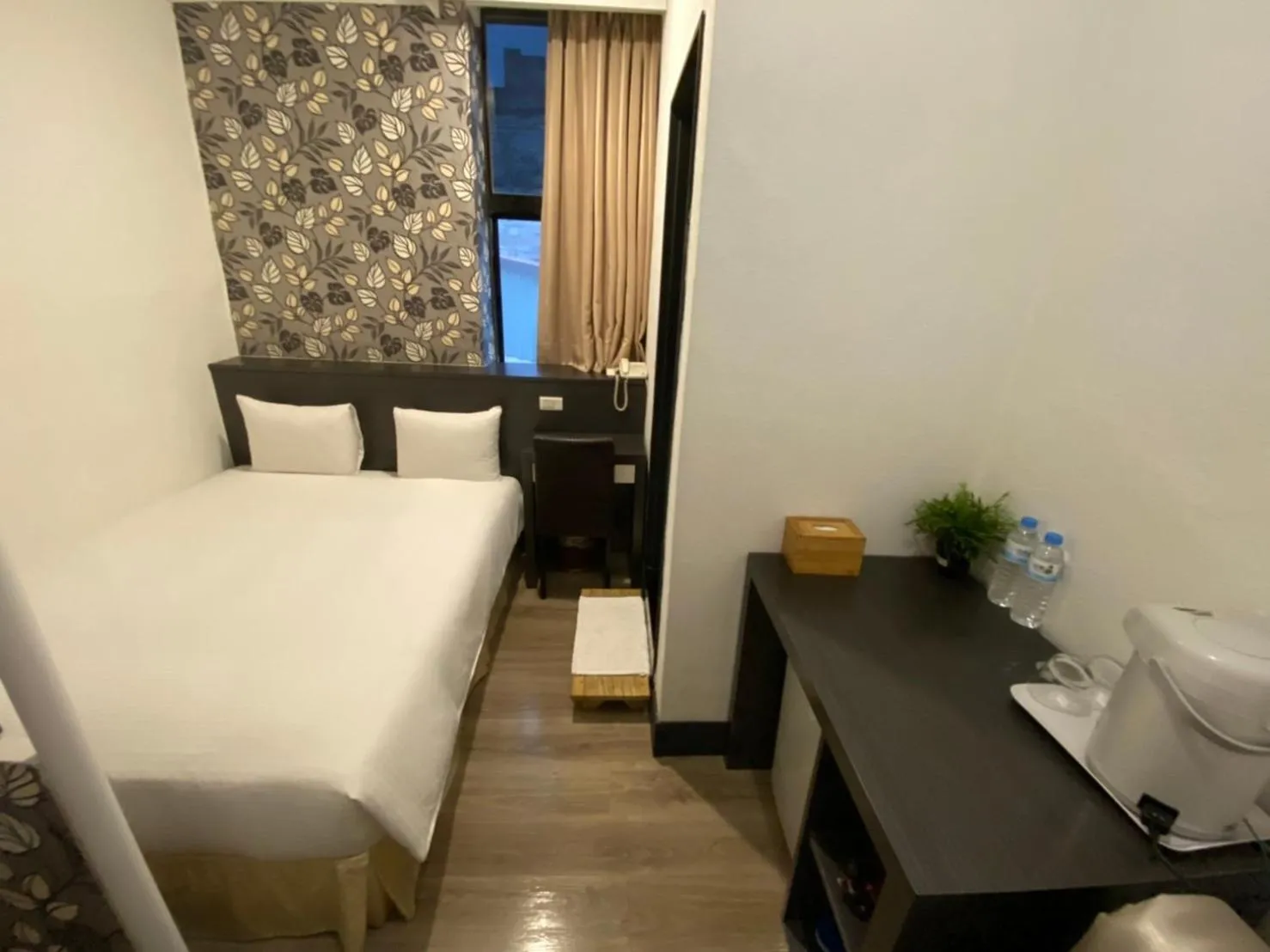 Photo of the whole room, Bed in Queens Hotel