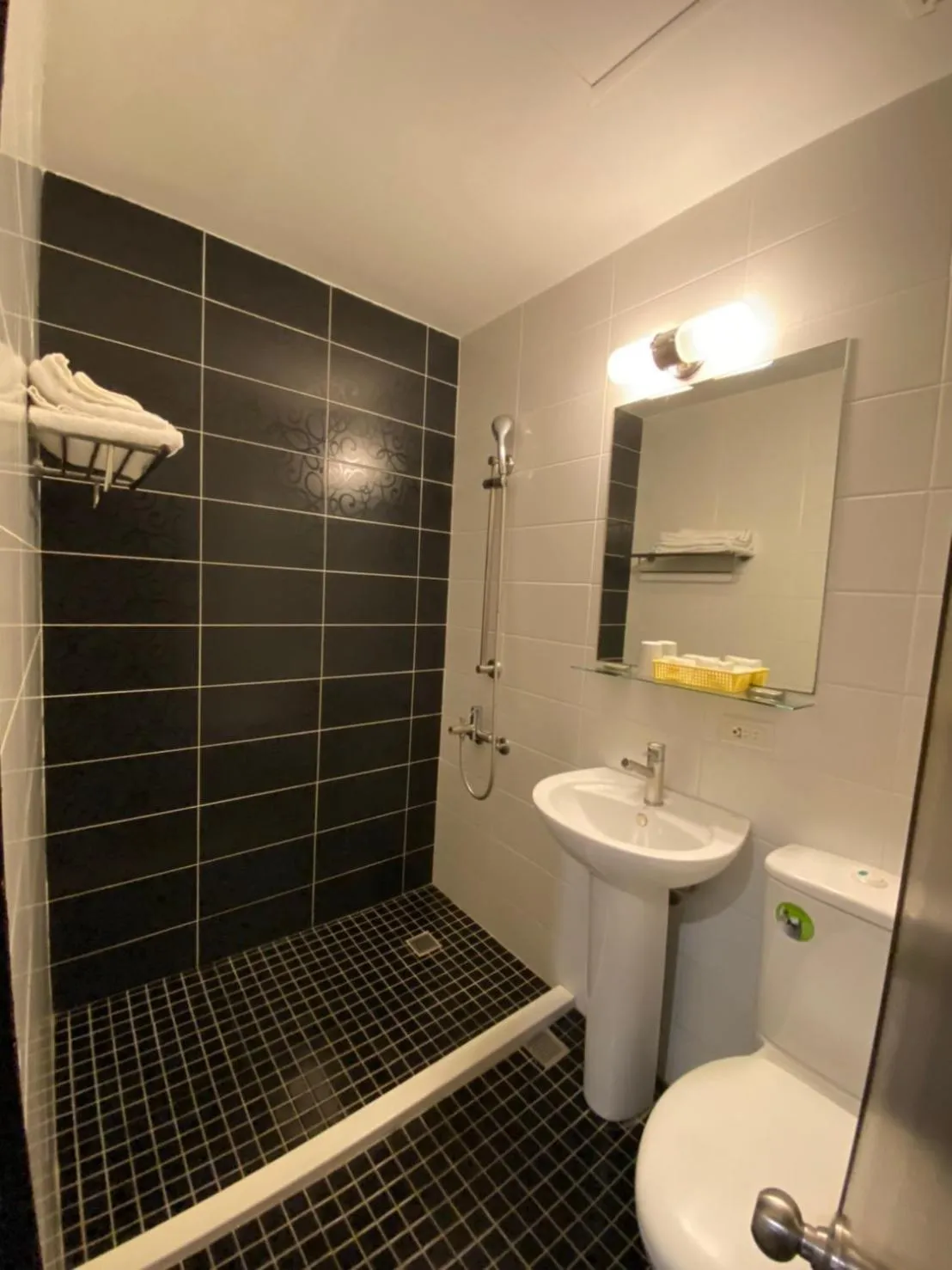 Bathroom in Queens Hotel