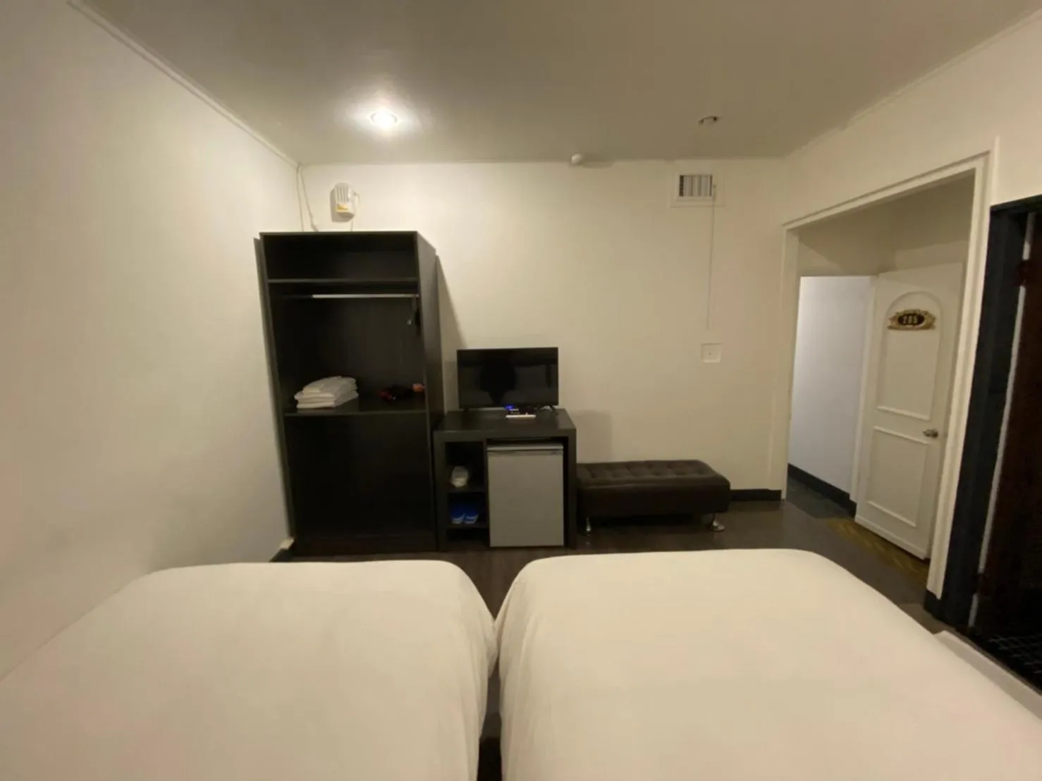 Photo of the whole room, Bed in Queens Hotel