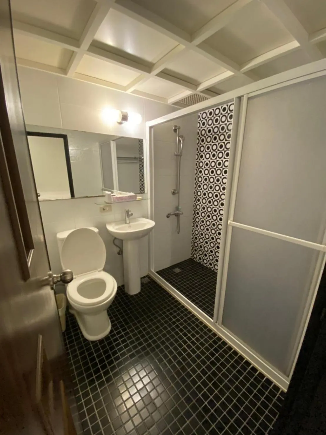 Bathroom in Queens Hotel