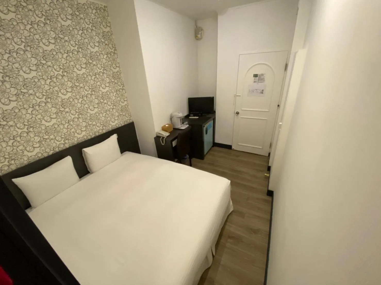 Photo of the whole room, Bed in Queens Hotel