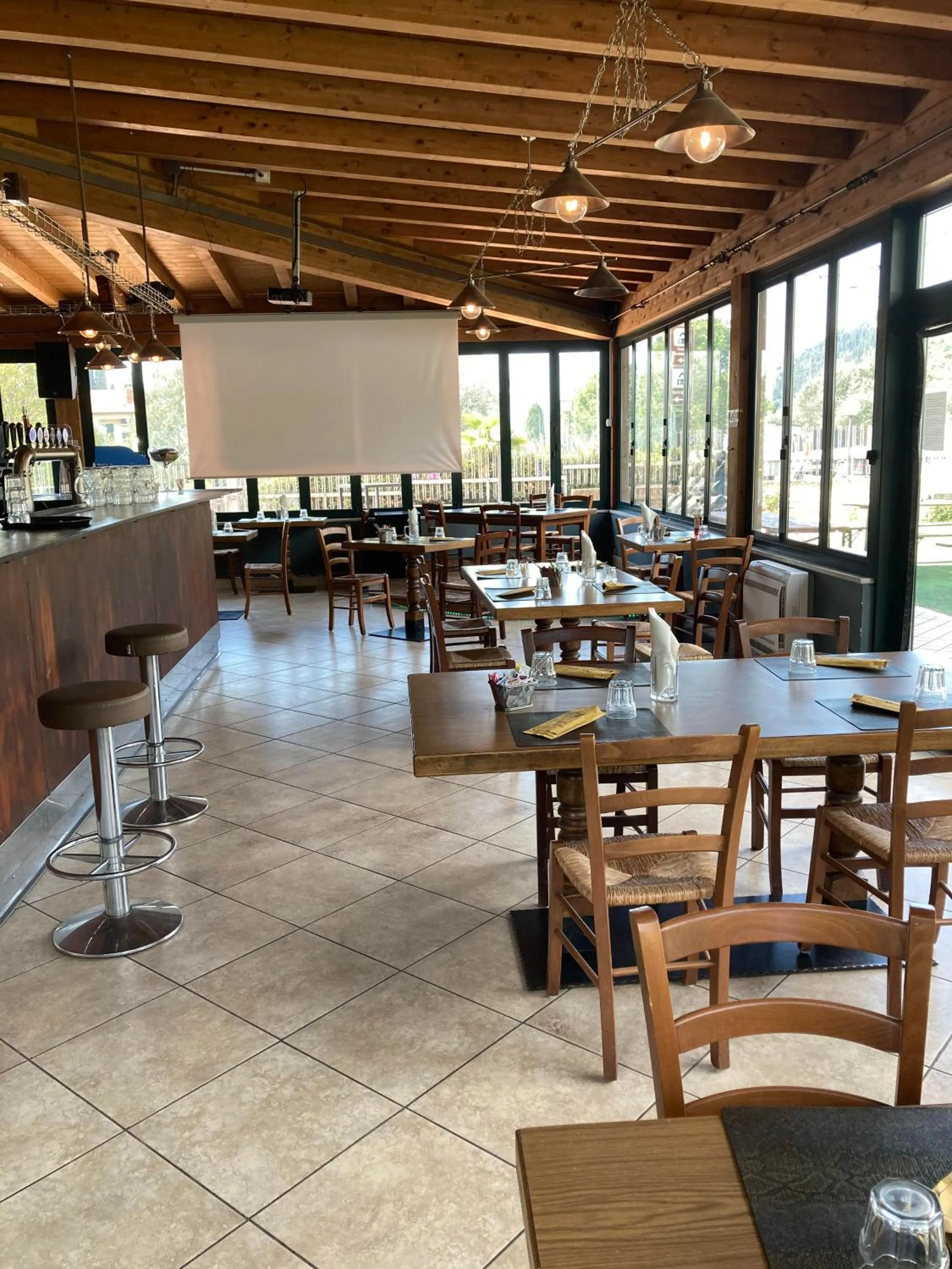 Restaurant/places to eat in Route77 hostel