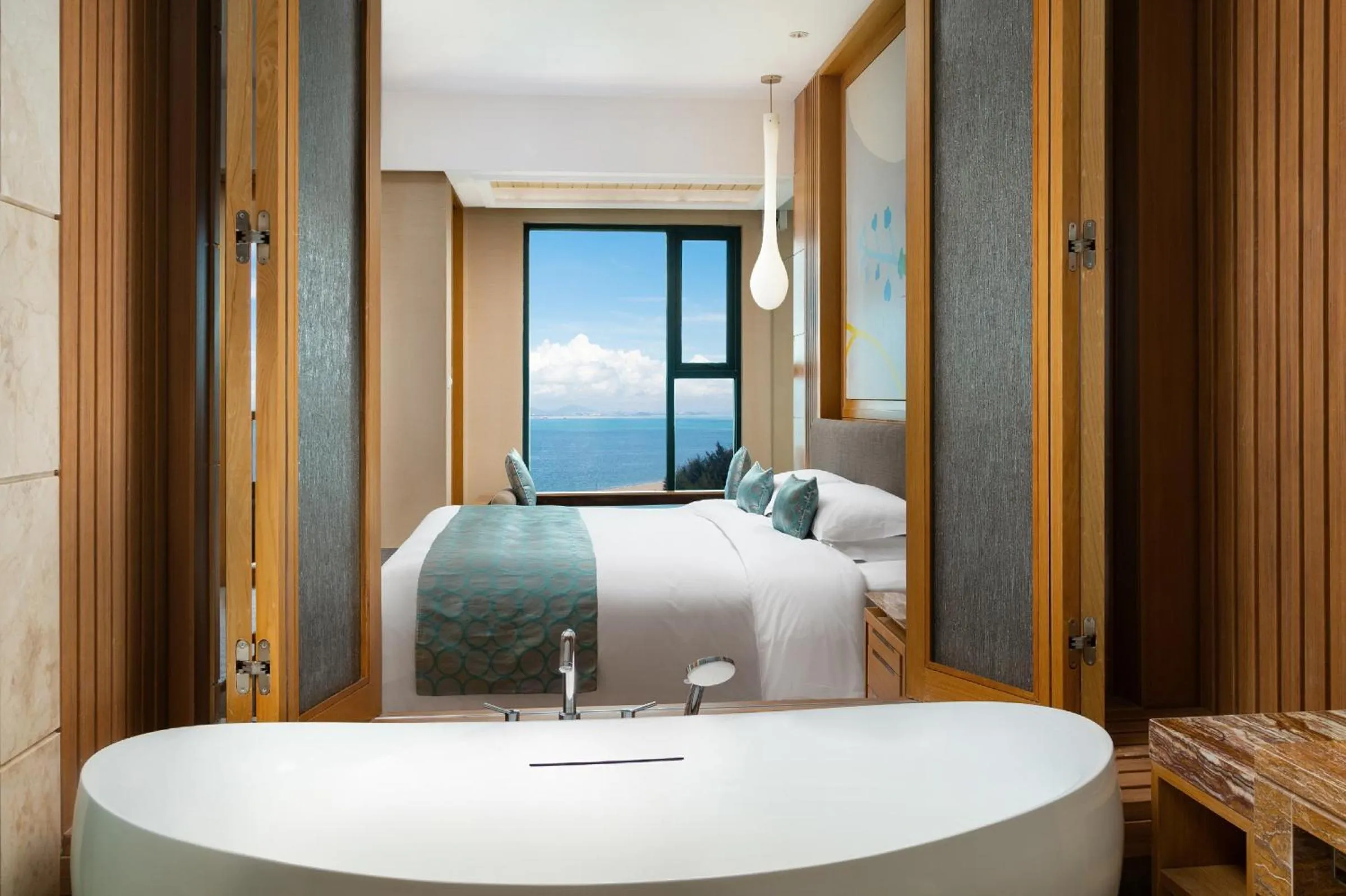 Photo of the whole room, Bed in Huidong Regal Palace Resort