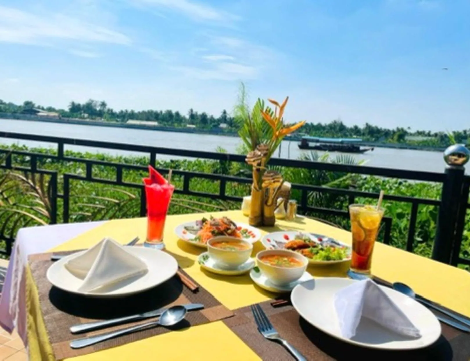 Restaurant/places to eat in Mango Home Riverside Eco - Resort