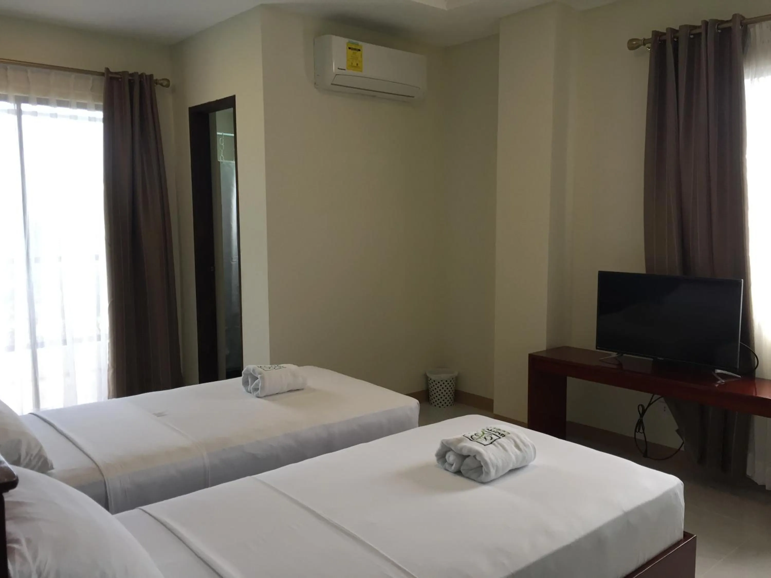 Photo of the whole room, Bed in Bohol Ecotel