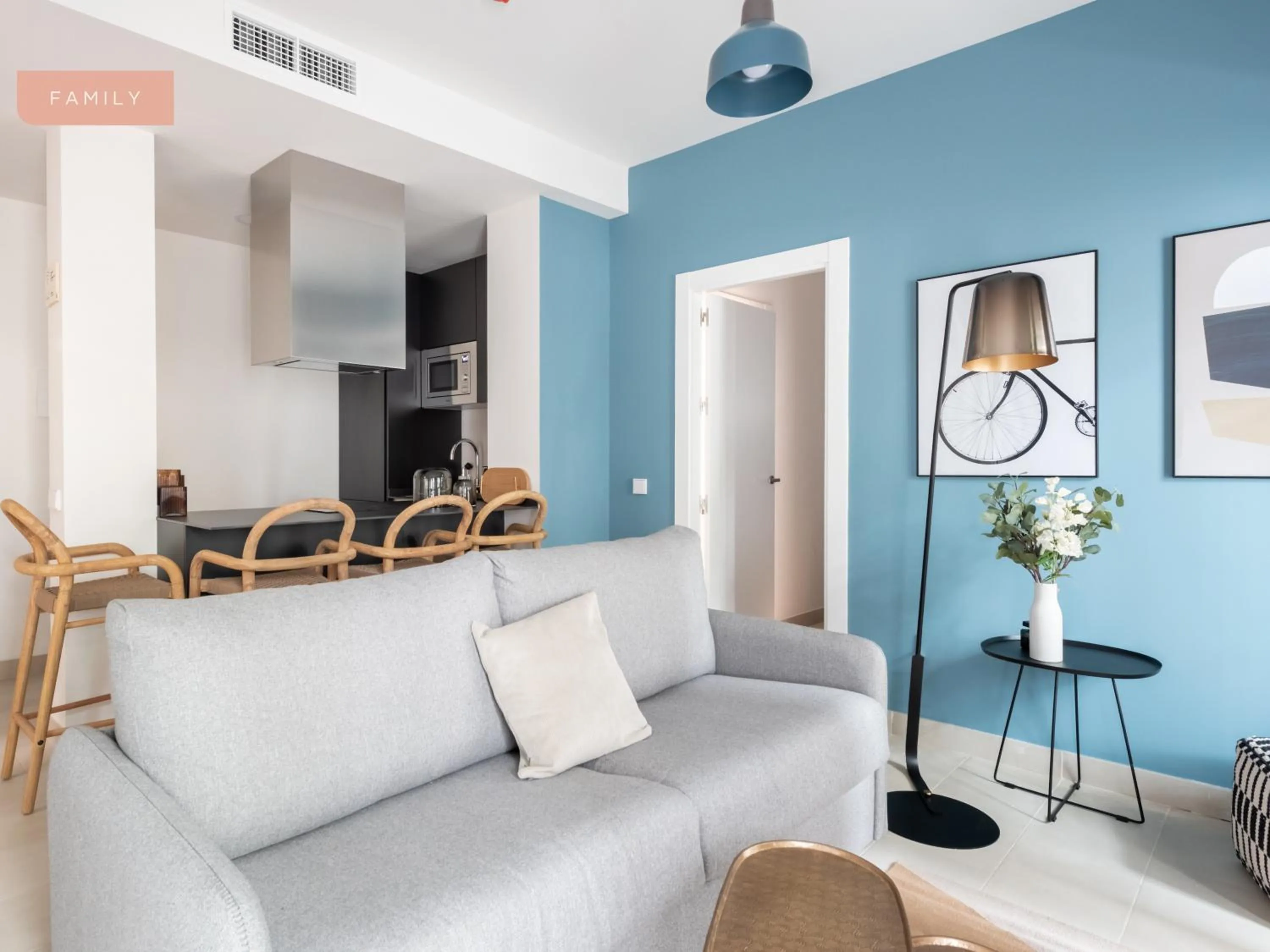 Living room in Limehome Sevilla Calle Torcuato Luca de Tena - Digital Access