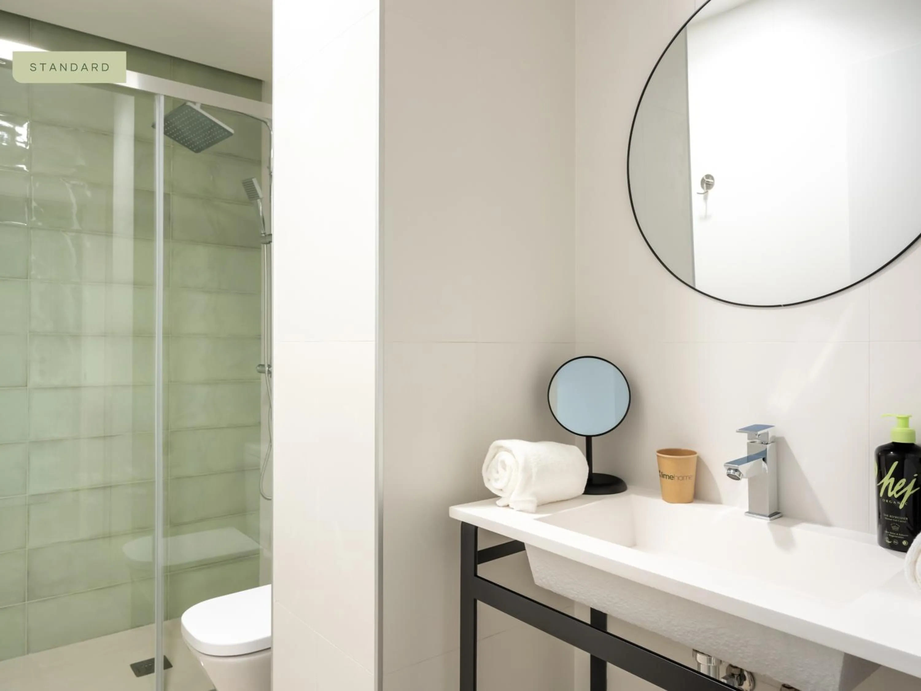 Bathroom in Limehome Sevilla Calle Torcuato Luca de Tena - Digital Access