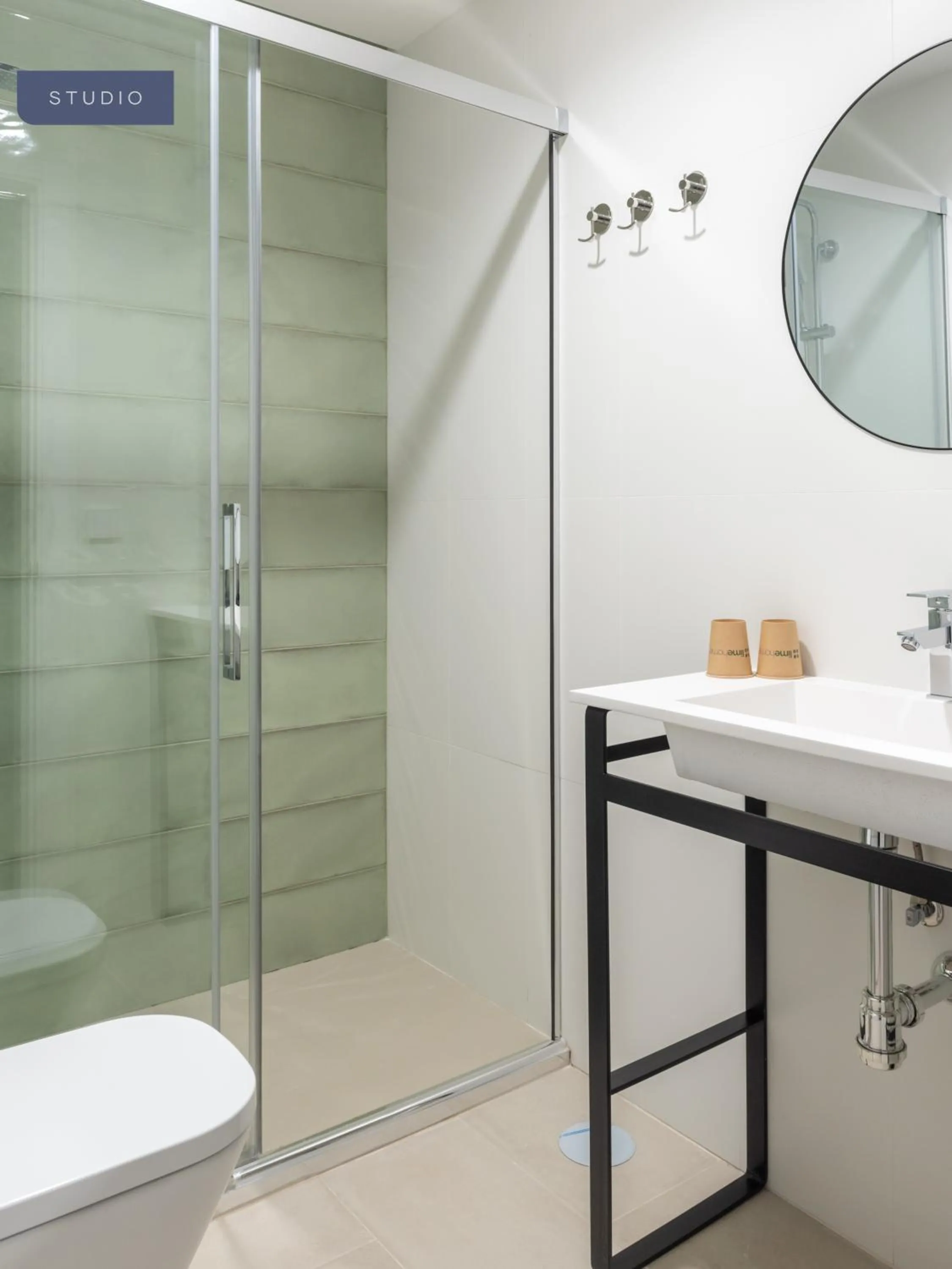 Bathroom in Limehome Sevilla Calle Torcuato Luca de Tena - Digital Access