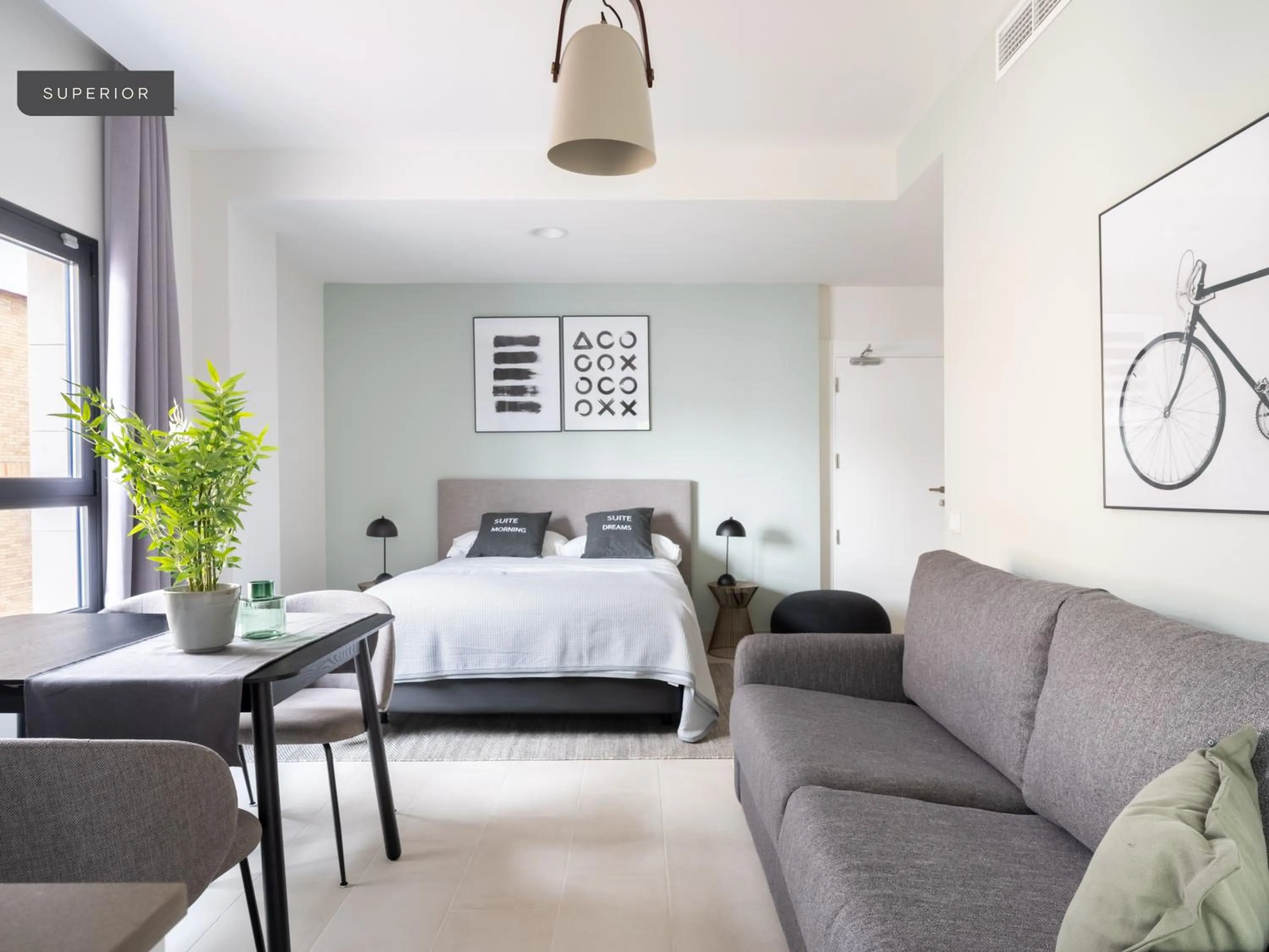 Photo of the whole room, Bed in Limehome Sevilla Calle Torcuato Luca de Tena - Digital Access