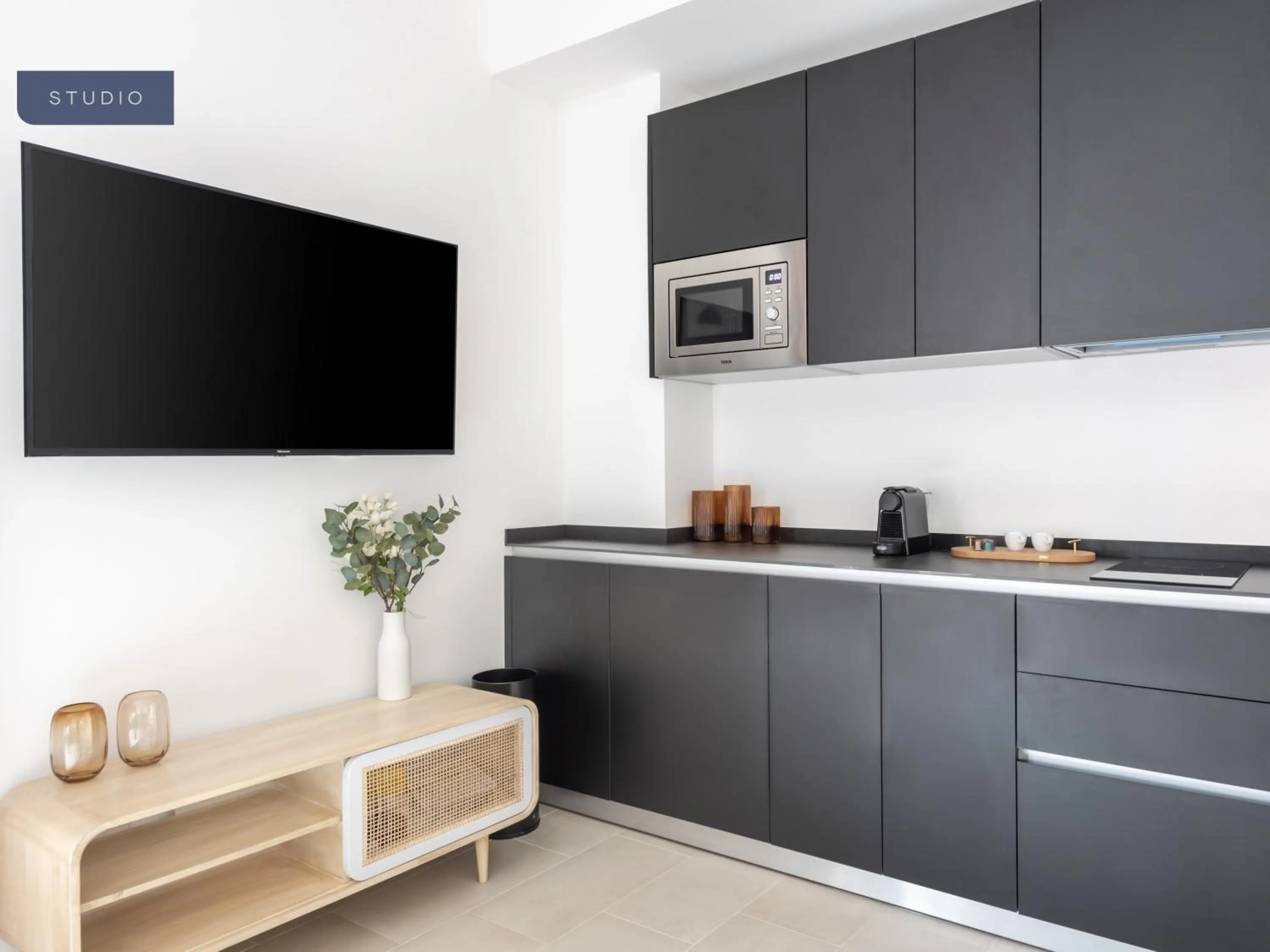 TV and multimedia in Limehome Sevilla Calle Torcuato Luca de Tena - Digital Access