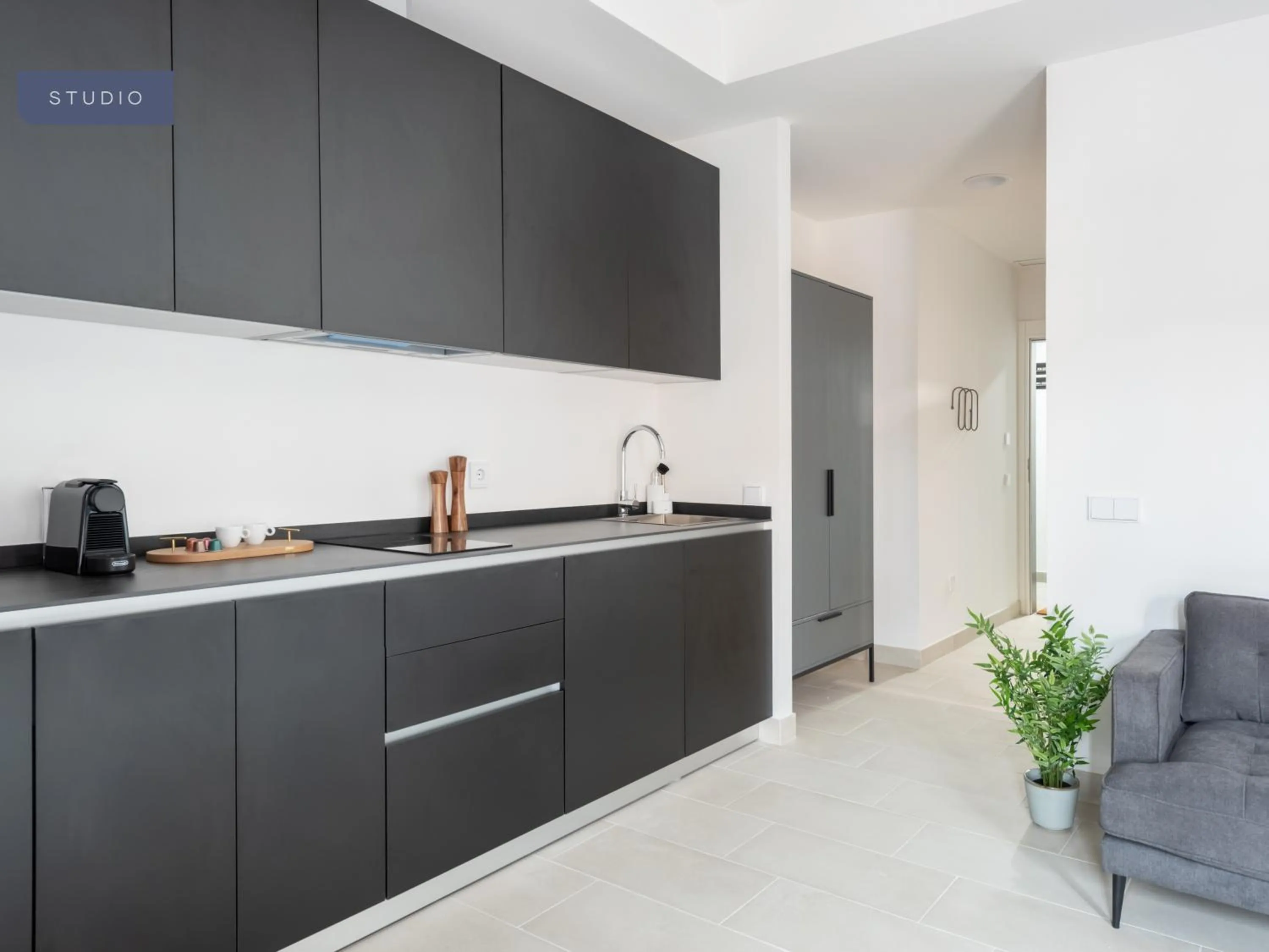 Kitchen or kitchenette in Limehome Sevilla Calle Torcuato Luca de Tena - Digital Access