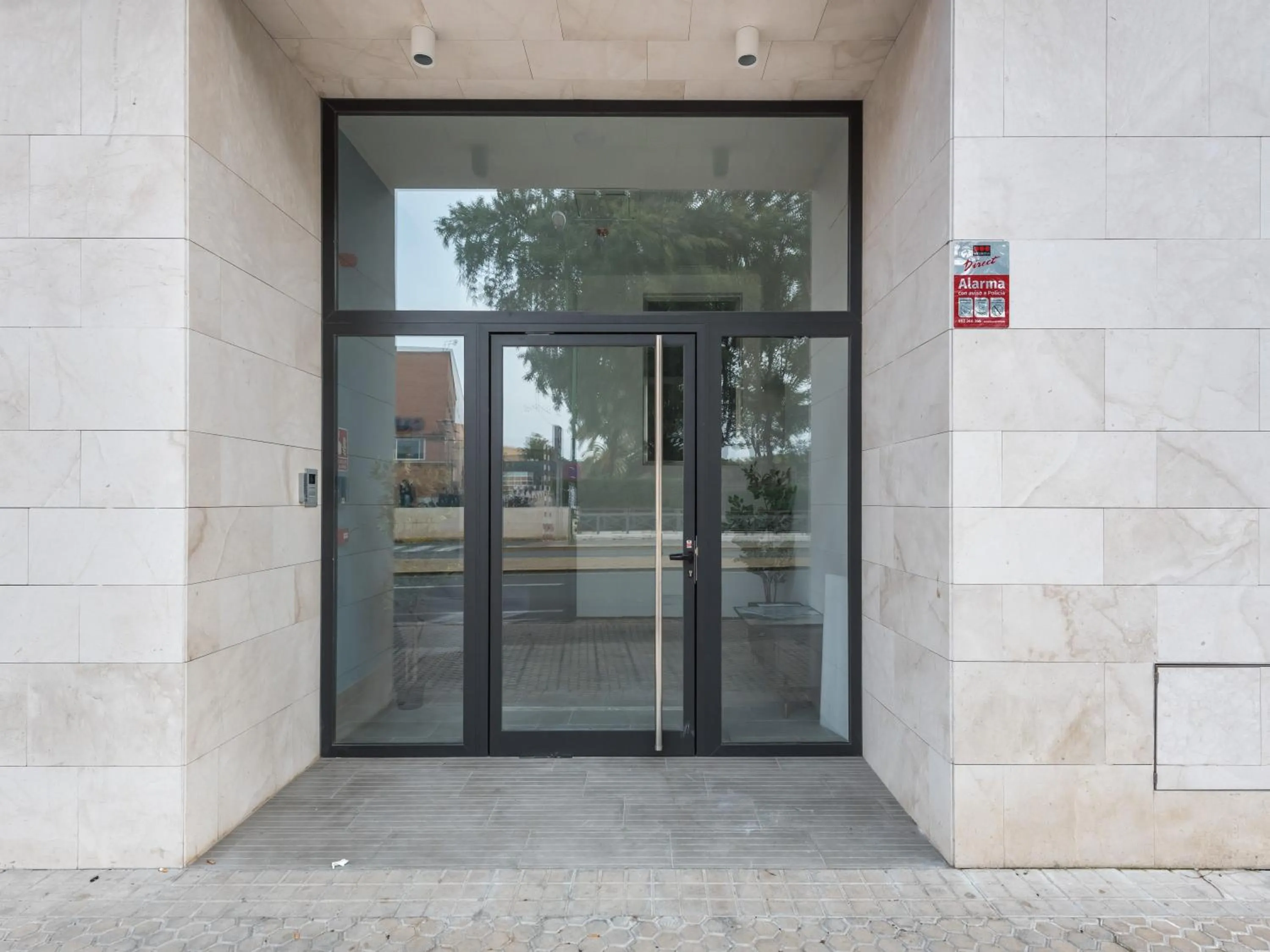 Property building in Limehome Sevilla Calle Torcuato Luca de Tena - Digital Access