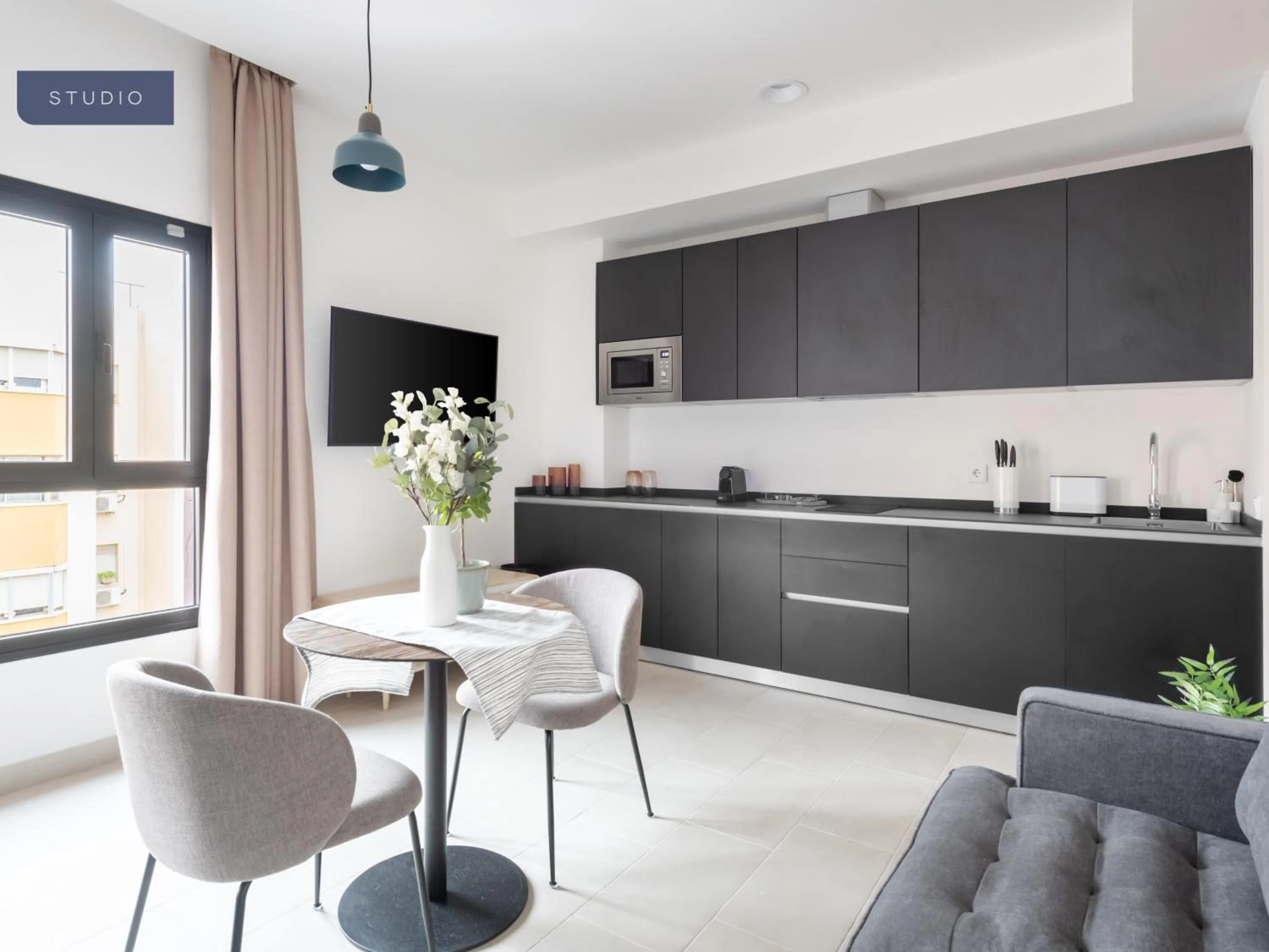 Kitchen or kitchenette in Limehome Sevilla Calle Torcuato Luca de Tena - Digital Access