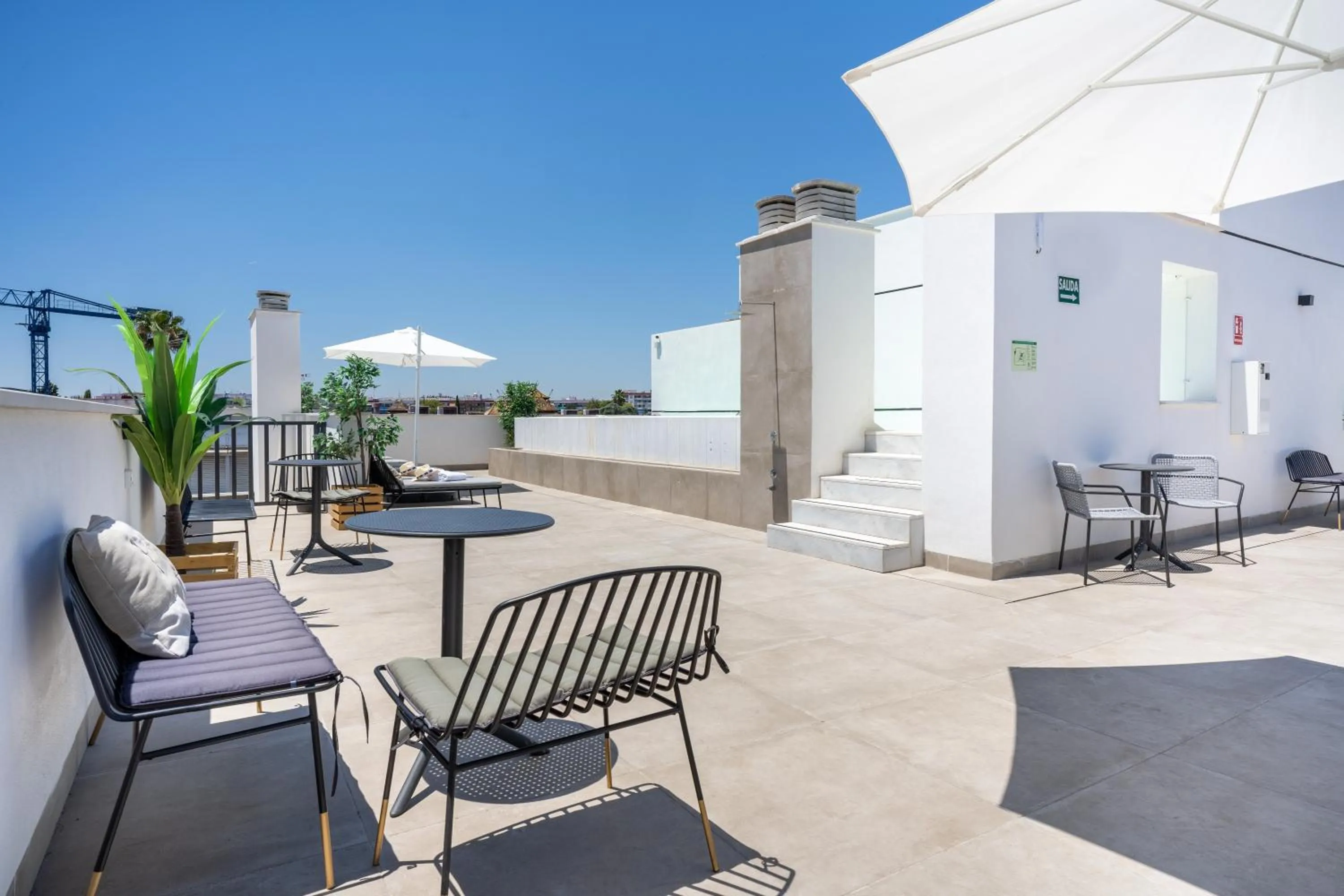 Patio in Limehome Sevilla Calle Torcuato Luca de Tena - Digital Access