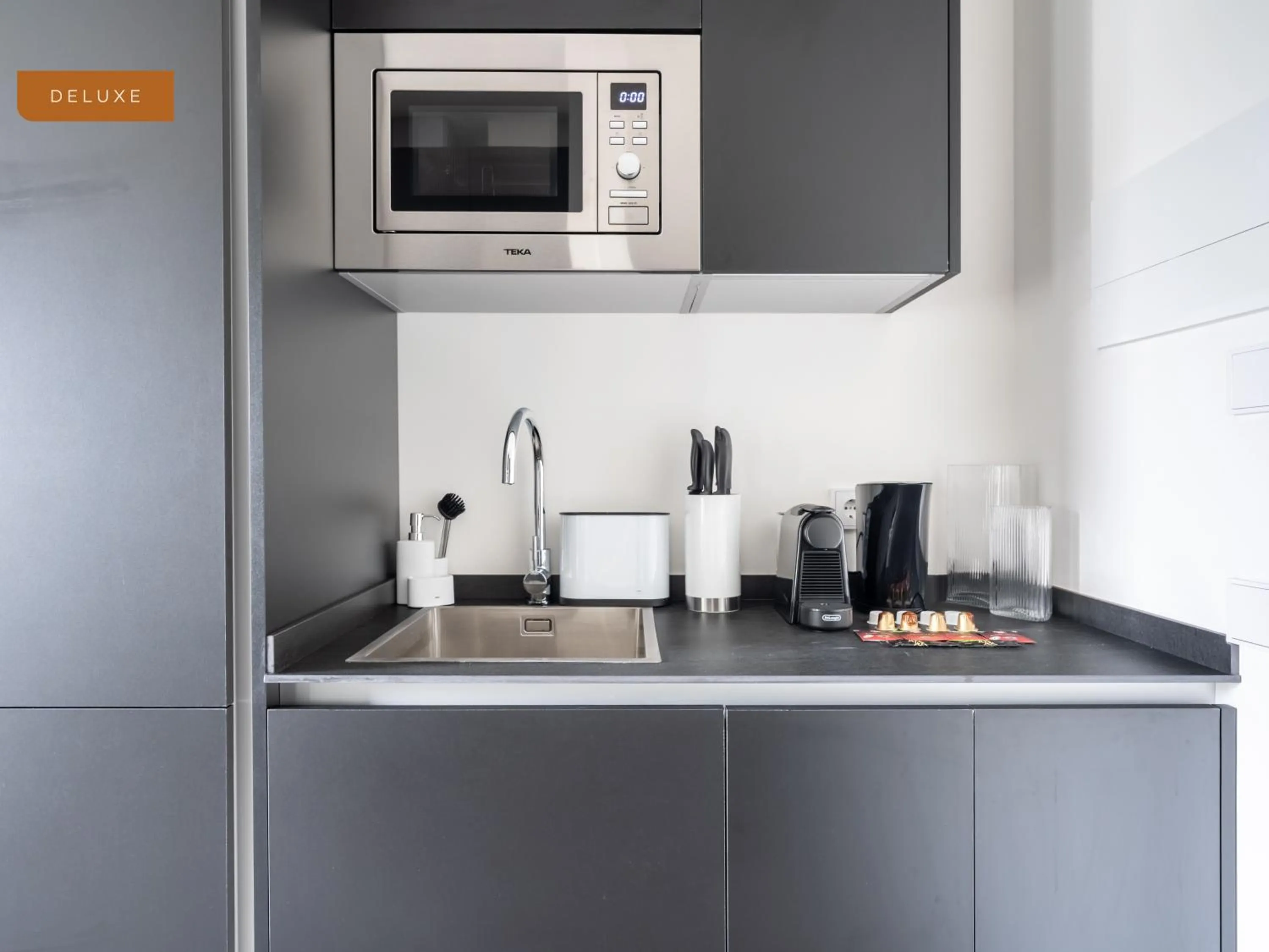 Kitchen or kitchenette in Limehome Sevilla Calle Torcuato Luca de Tena - Digital Access
