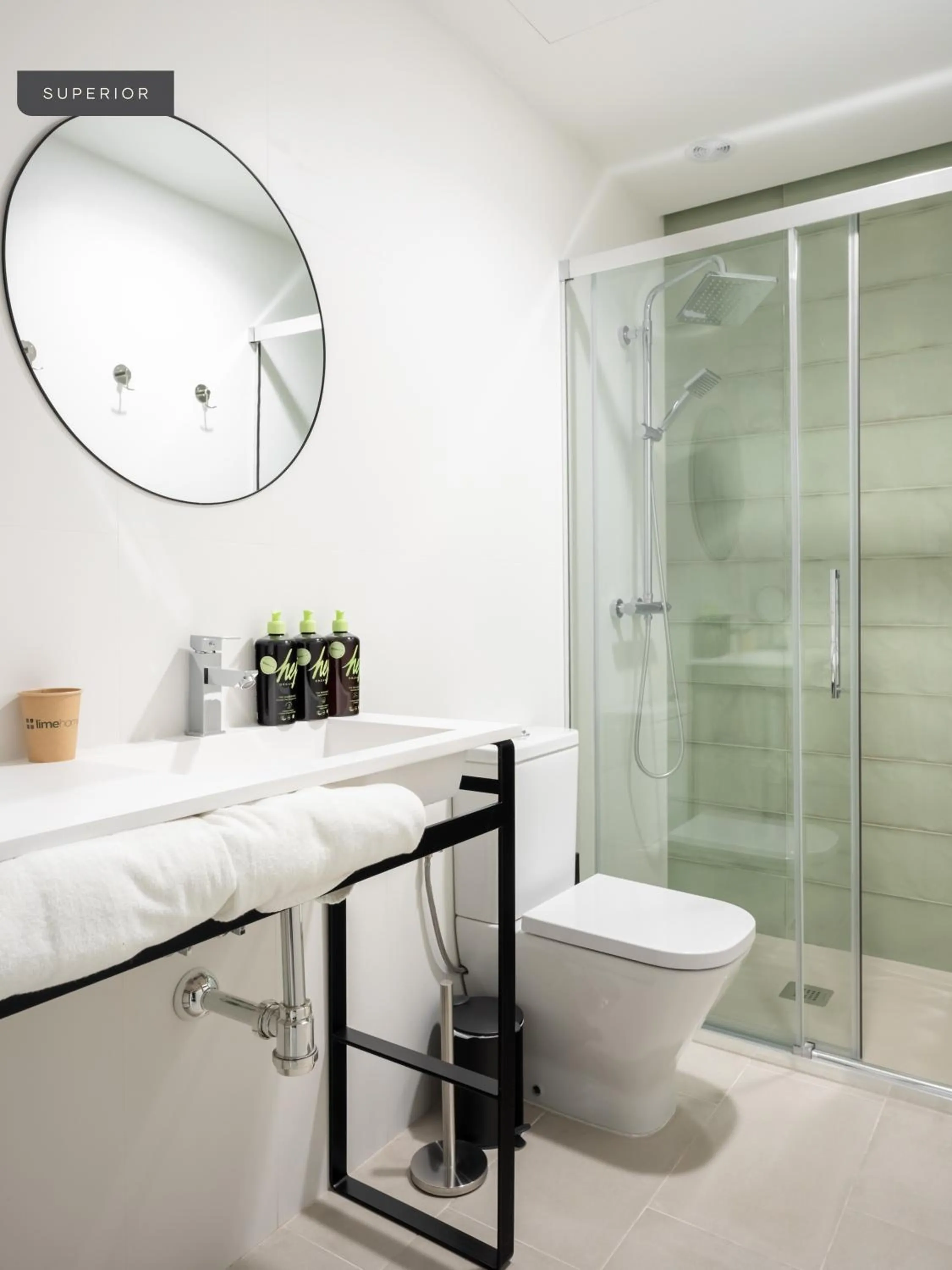 Bathroom in Limehome Sevilla Calle Torcuato Luca de Tena - Digital Access