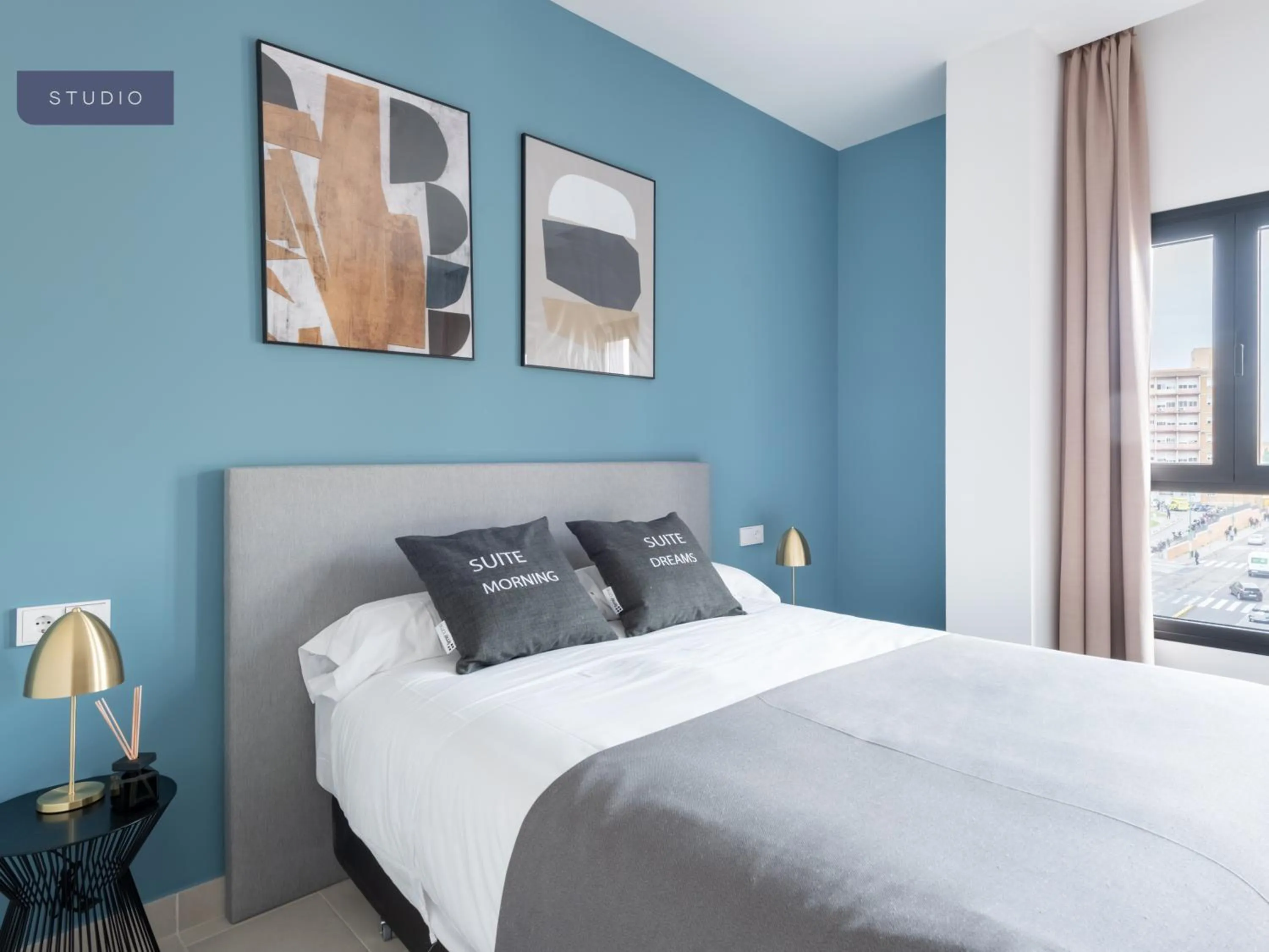 Bed in Limehome Sevilla Calle Torcuato Luca de Tena - Digital Access