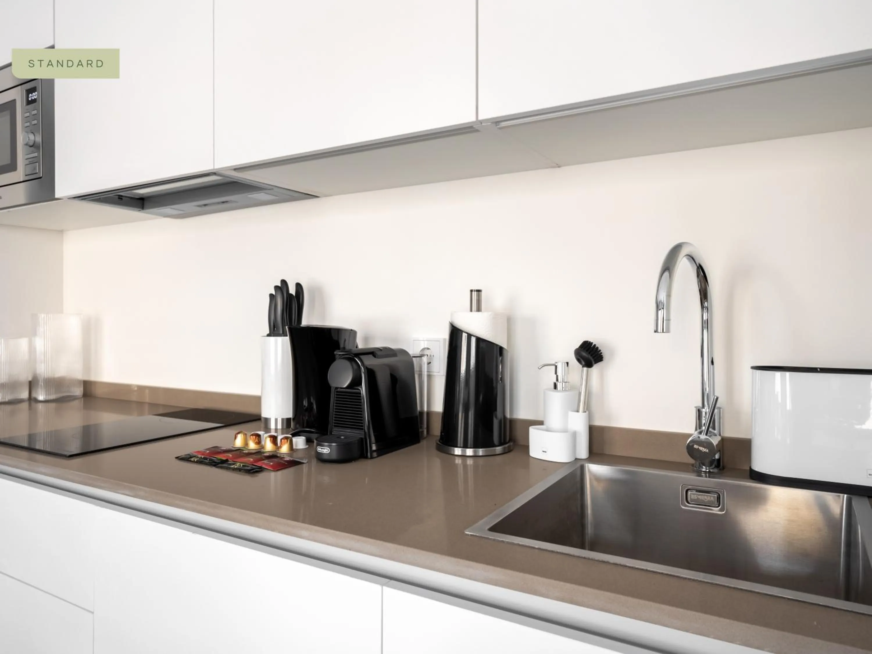 Kitchen or kitchenette in Limehome Sevilla Calle Torcuato Luca de Tena - Digital Access