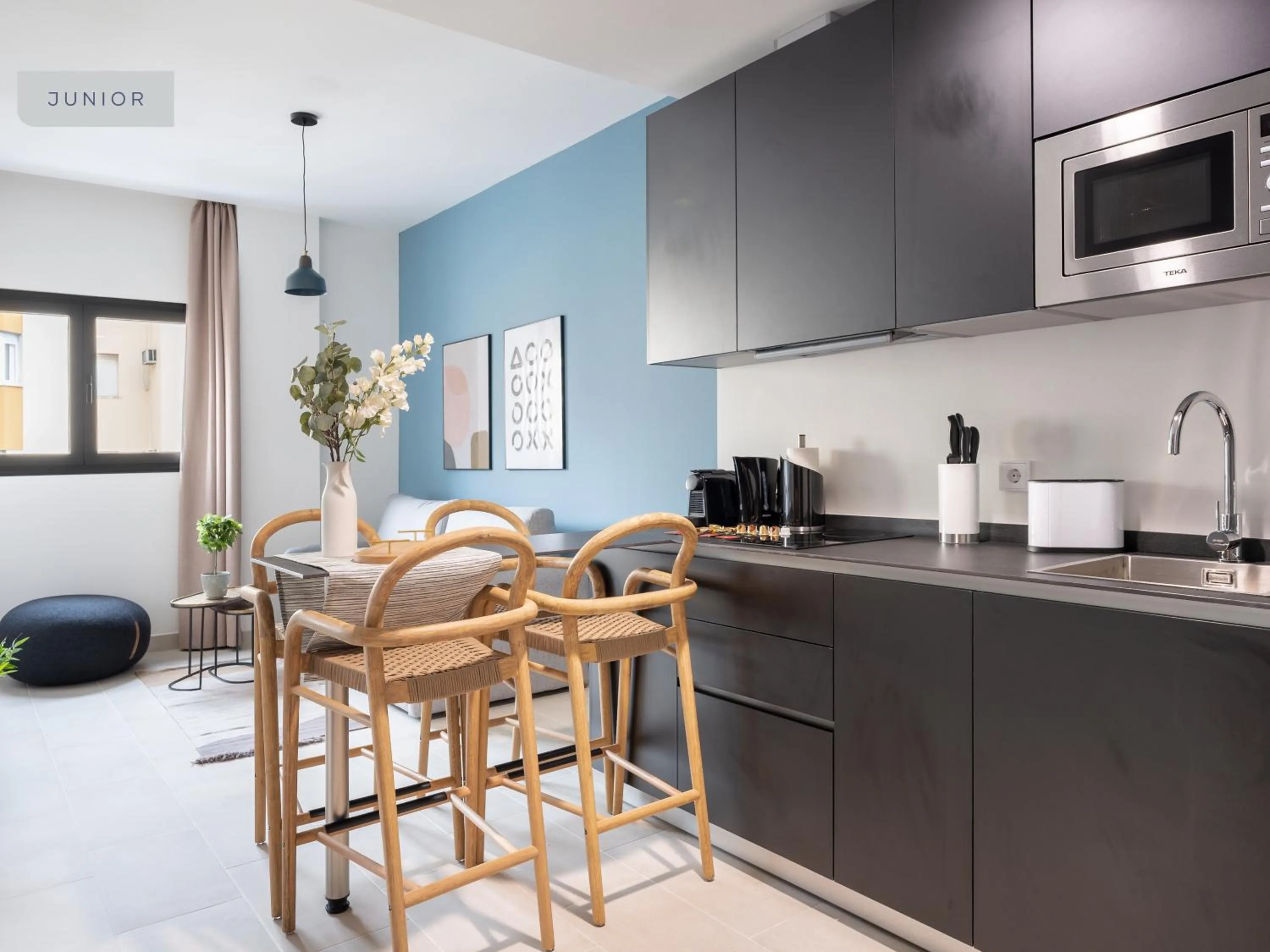 Seating area in Limehome Sevilla Calle Torcuato Luca de Tena - Digital Access