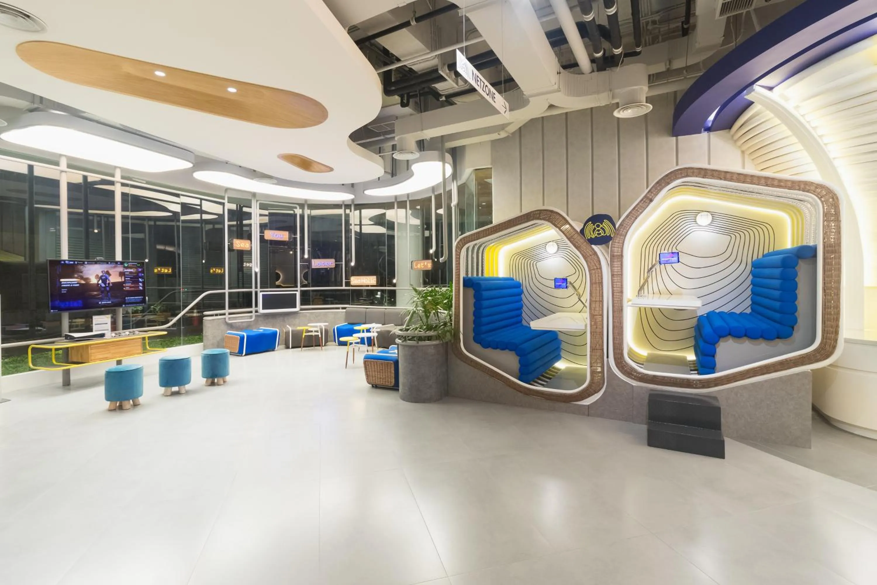 Lobby or reception in YELLO Hotel Kuta Beachwalk Bali