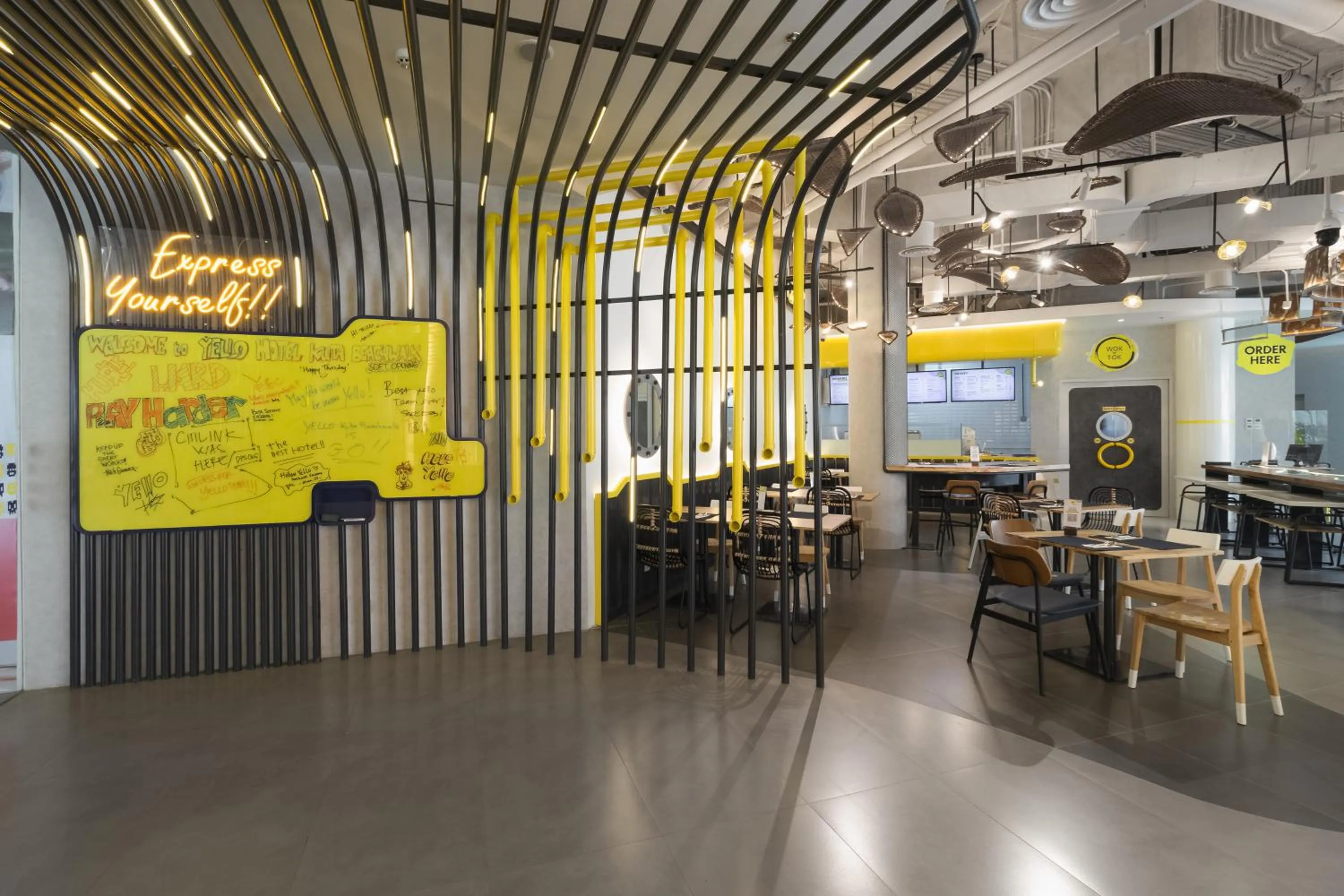 Restaurant/places to eat in YELLO Hotel Kuta Beachwalk Bali