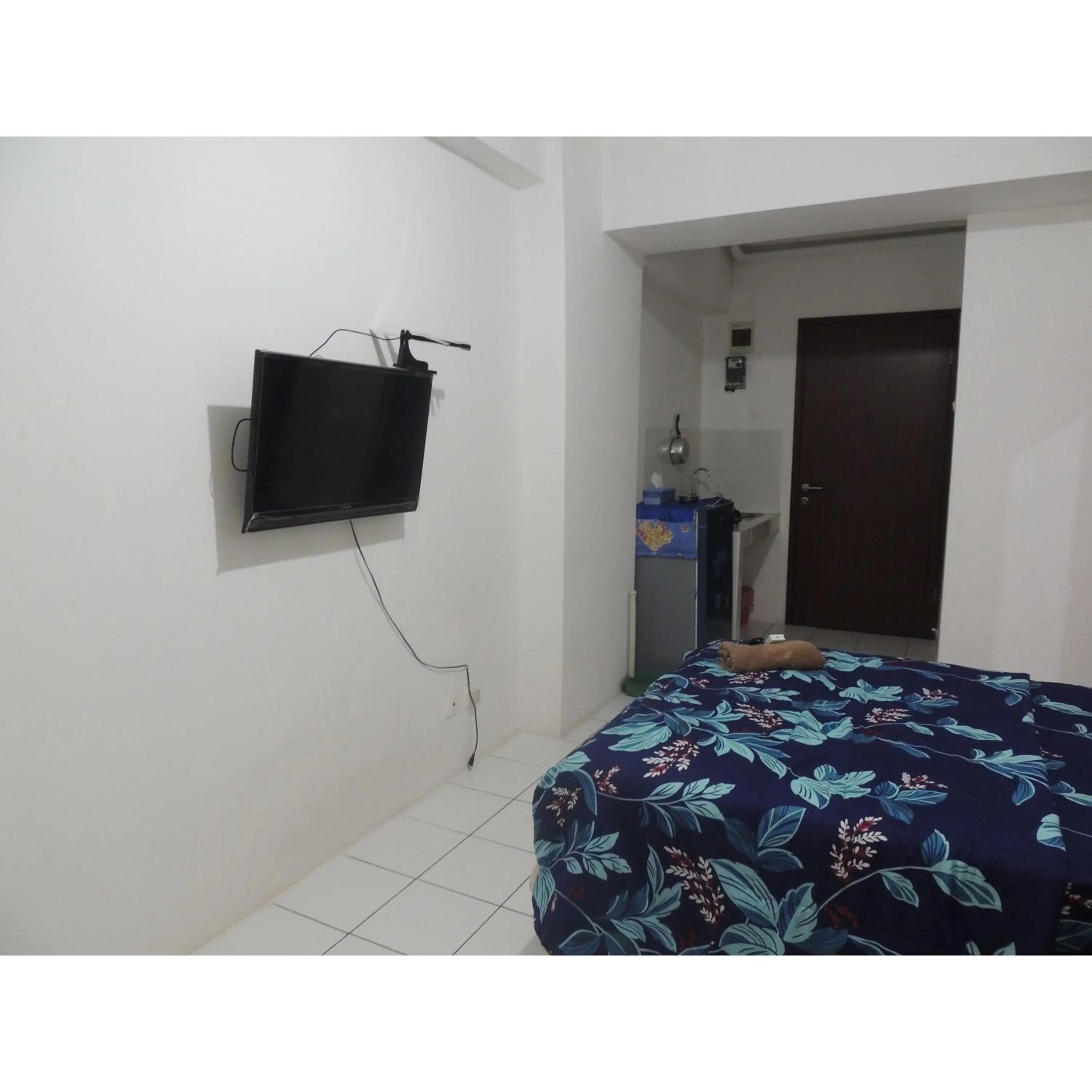 TV and multimedia, Bed in Reva Room on Gunung Putri Square Apartment